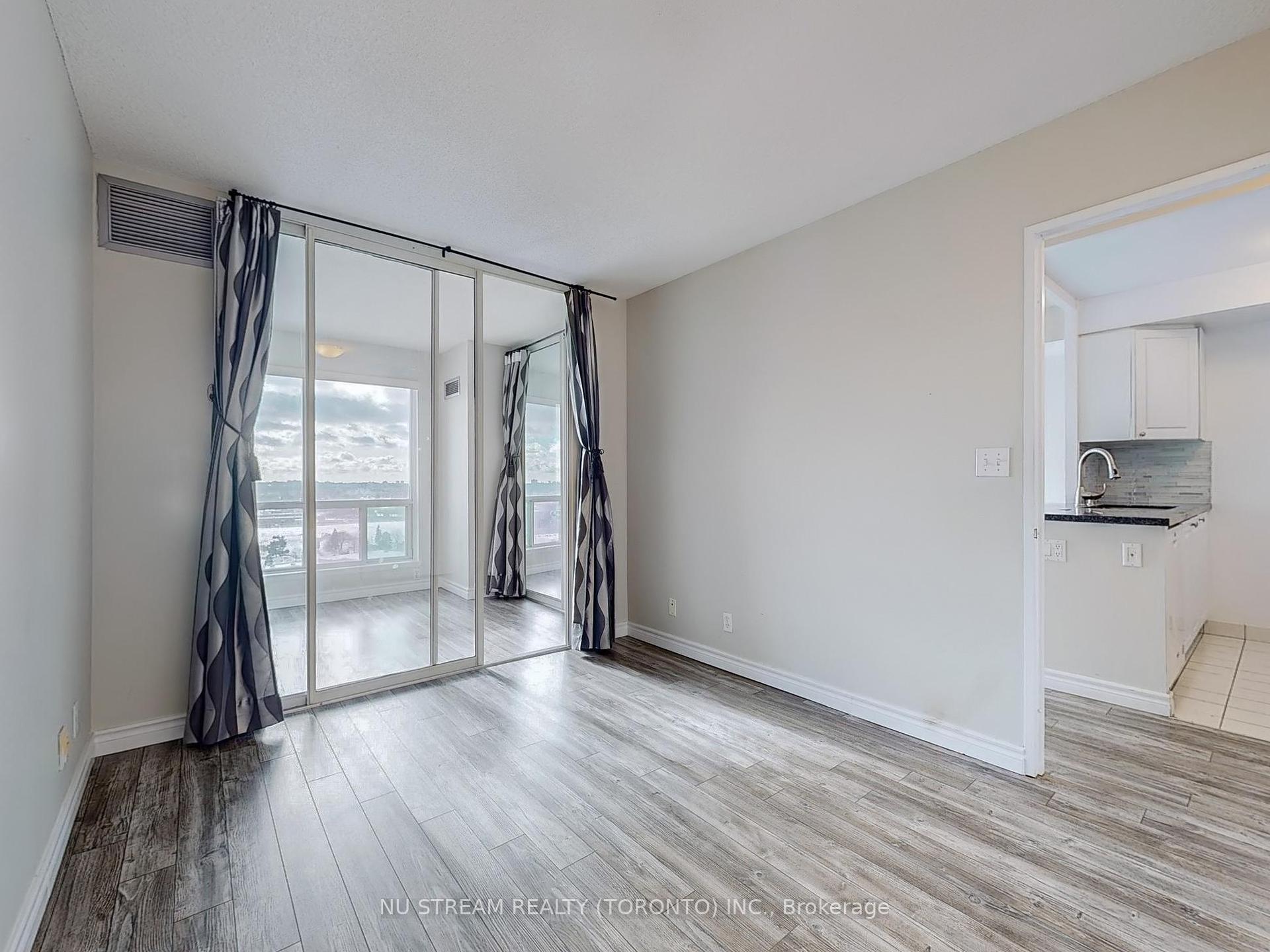 2 Bedrooms Condo at 18 Lee Centre,  Toronto For sale
