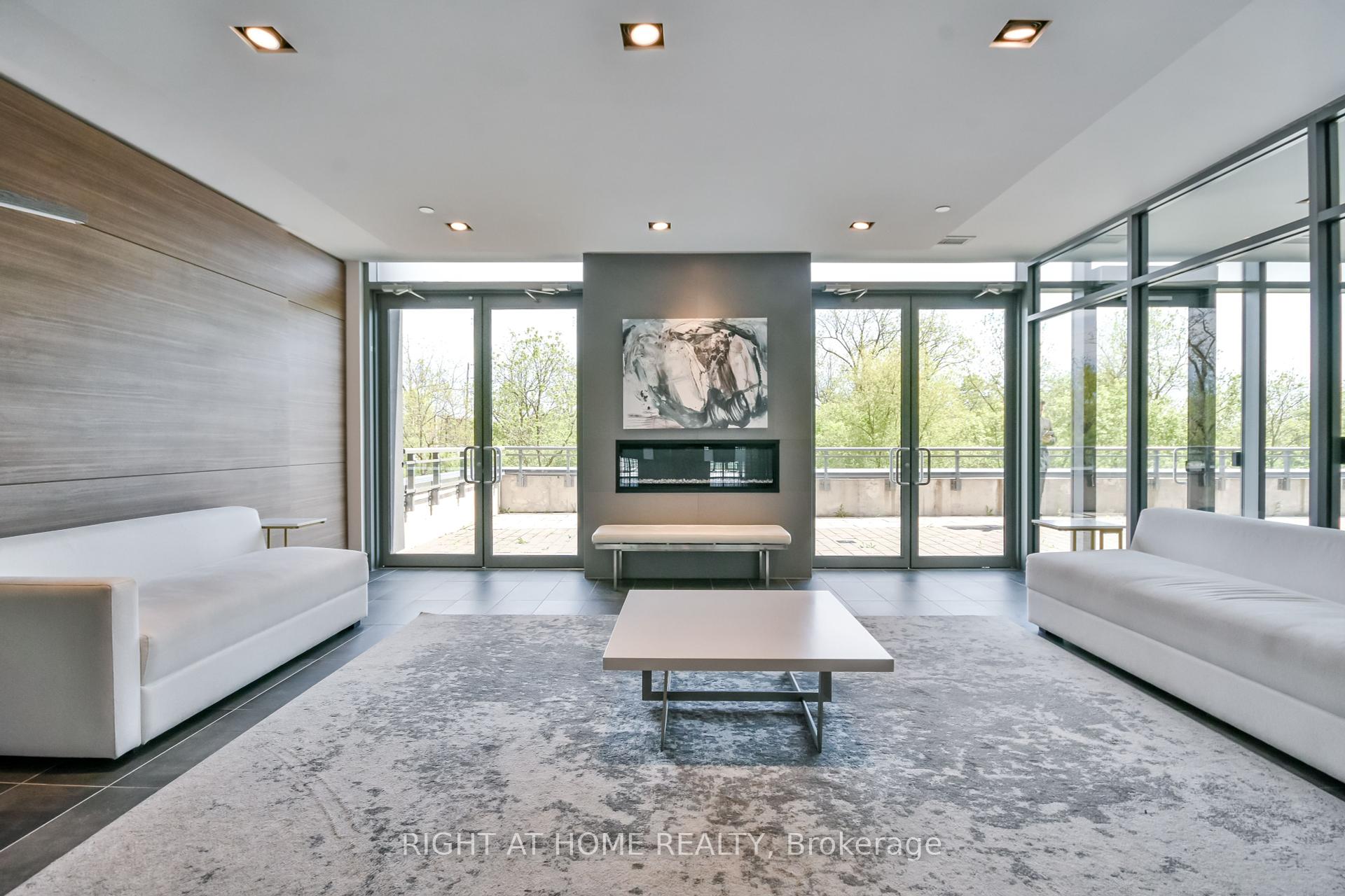 3 Bedrooms Condo at 5230 Dundas, Burlington For sale