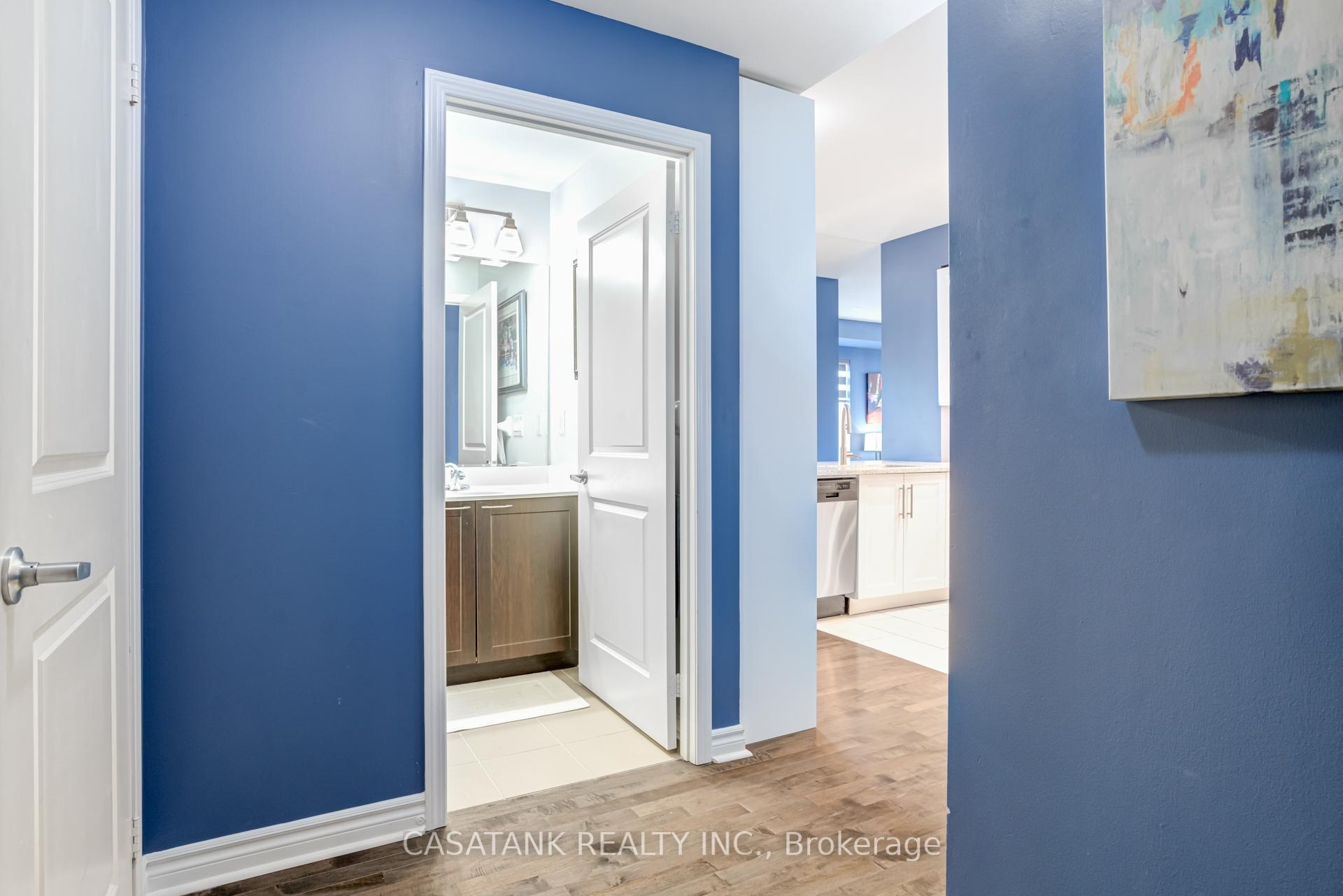 3 Bedrooms Condo at 385 Prince Of Wales, Mississauga For sale