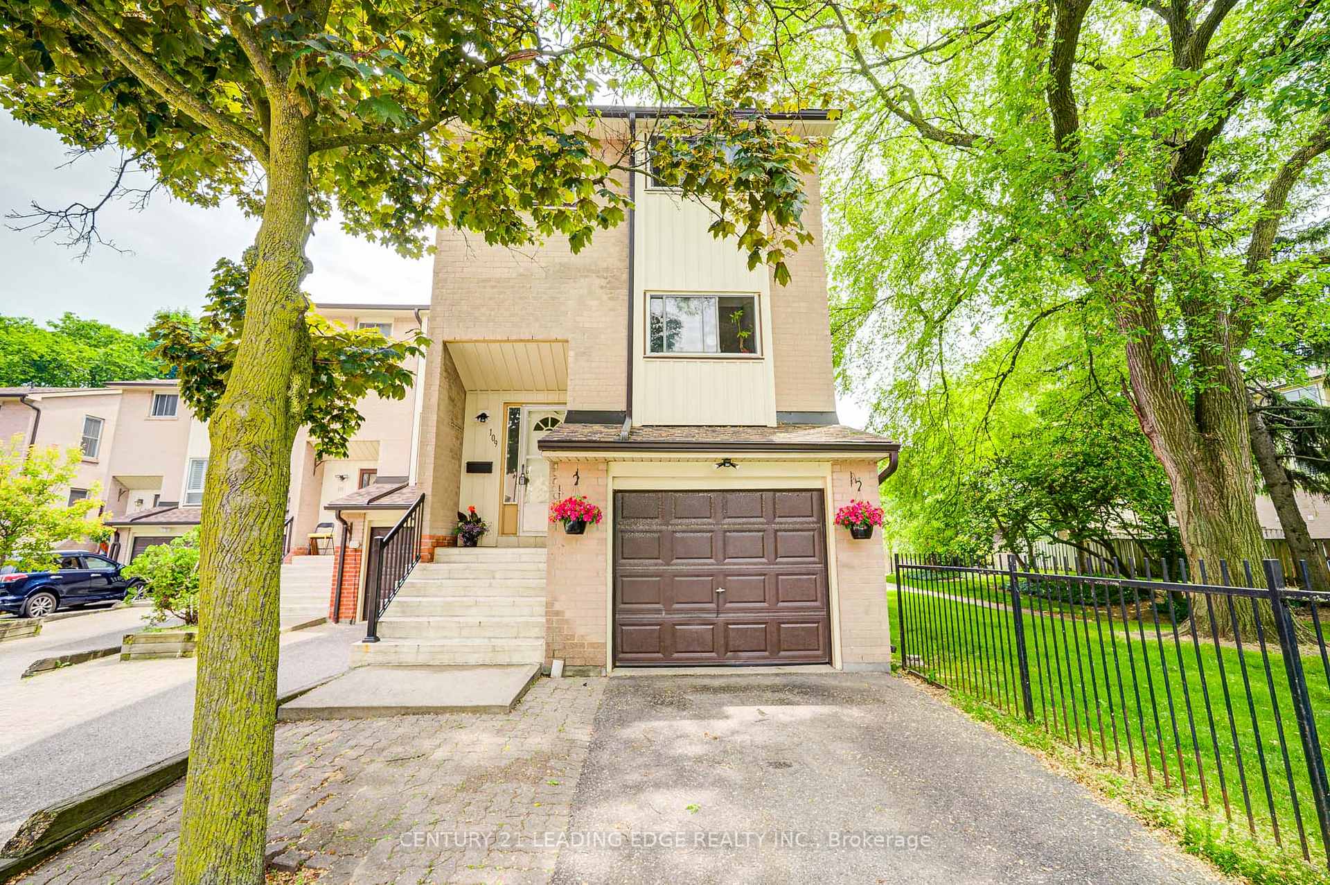 5 Bedrooms Condo at 25 Collinsgrove, Toronto For sale