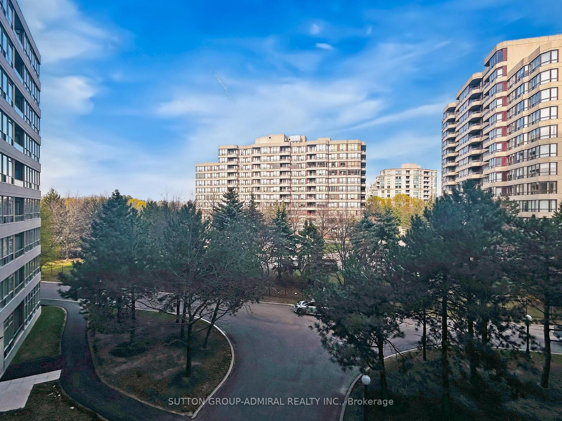 2 Bedrooms Condo at 11 Townsgate,  Vaughan For sale