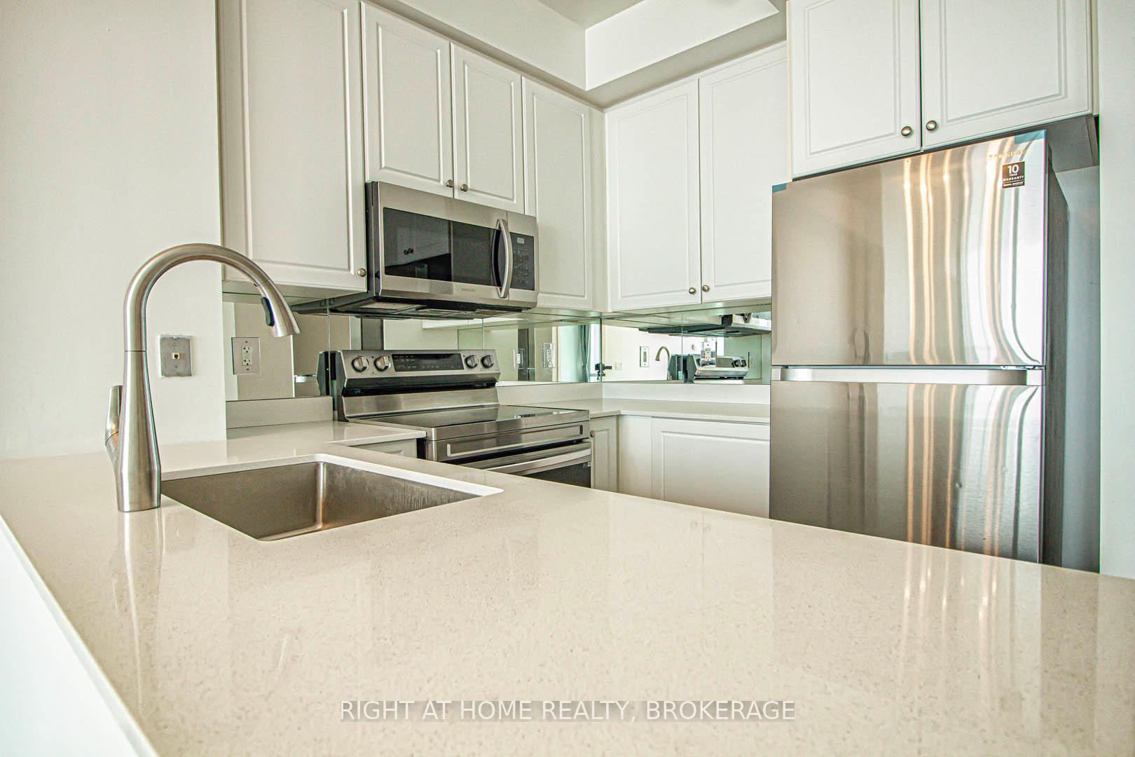 2 Bedrooms Condo at 3939 Duke Of York, Mississauga For sale
