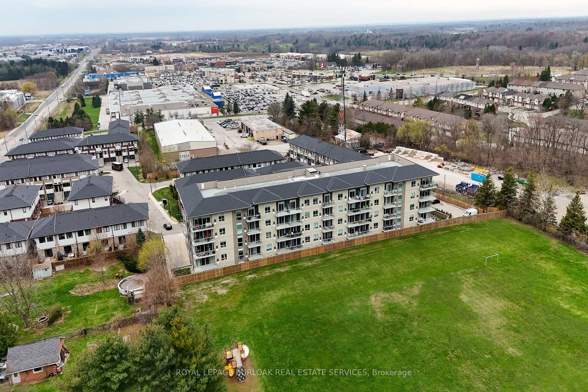 2 Bedrooms Condo at 16 Markle,  Hamilton For sale