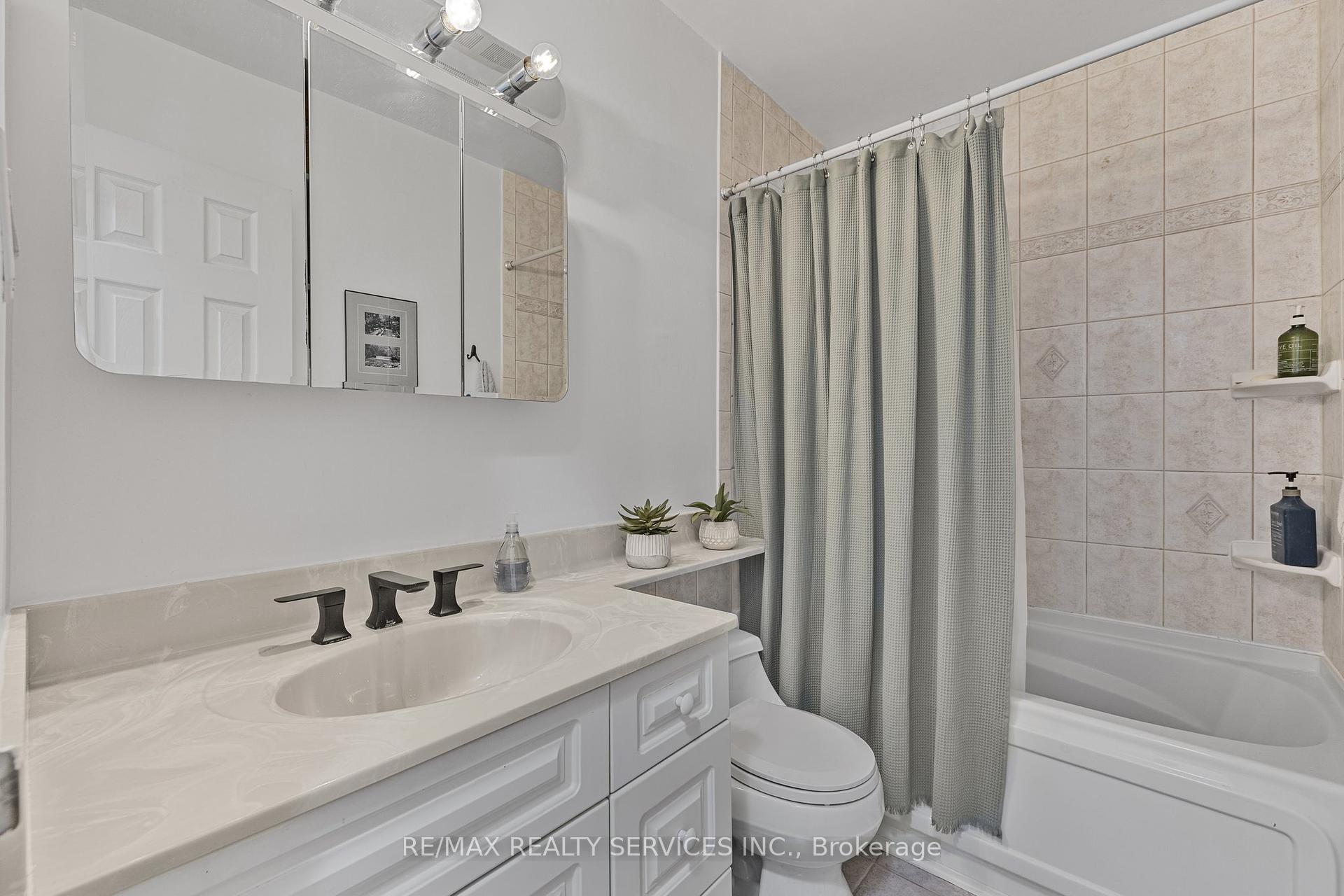 2 Bedrooms Condo at 15 Elizabeth, Mississauga For sale