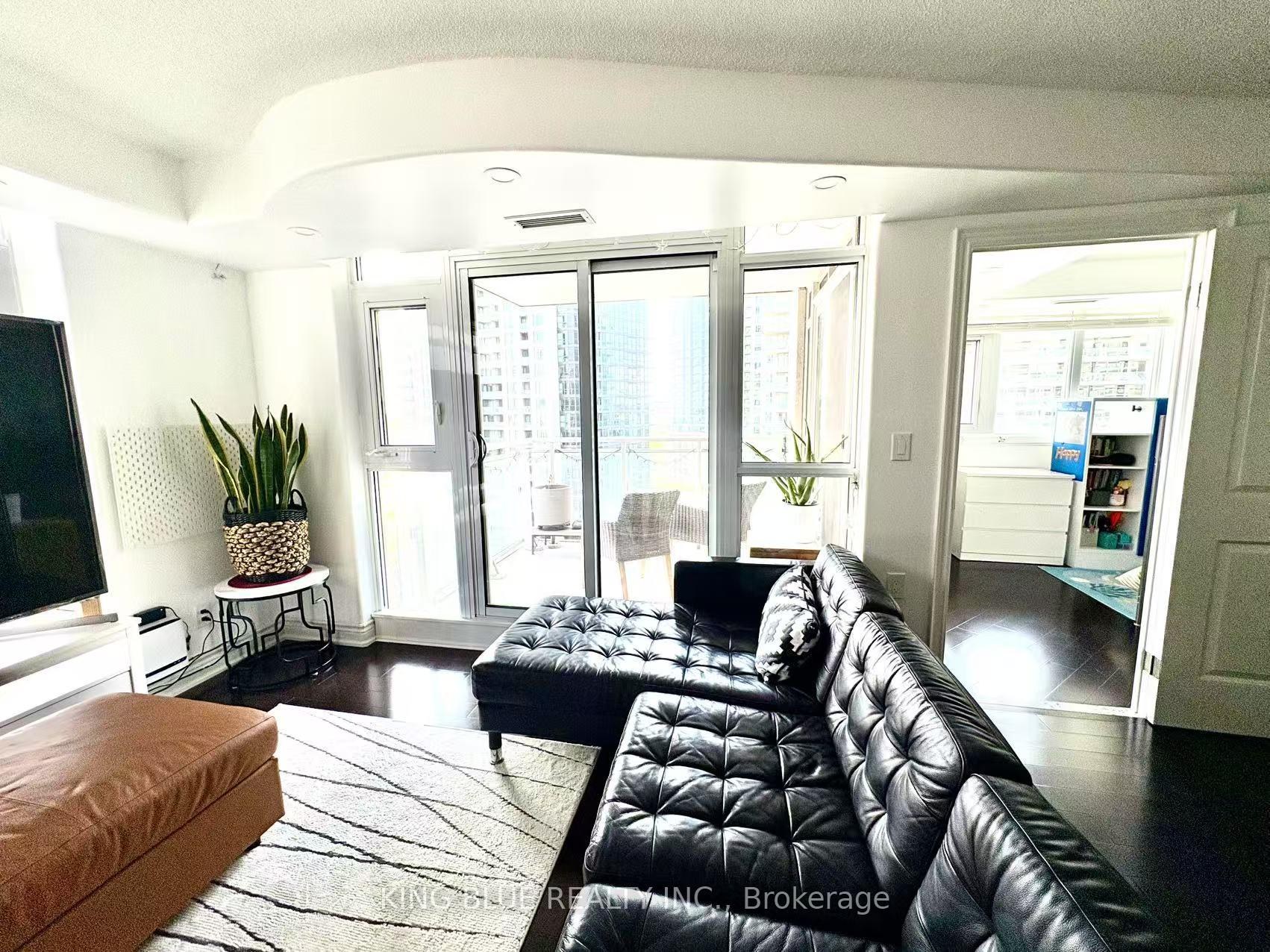 3 Bedrooms Condo at 35 Bastion,  Toronto For sale