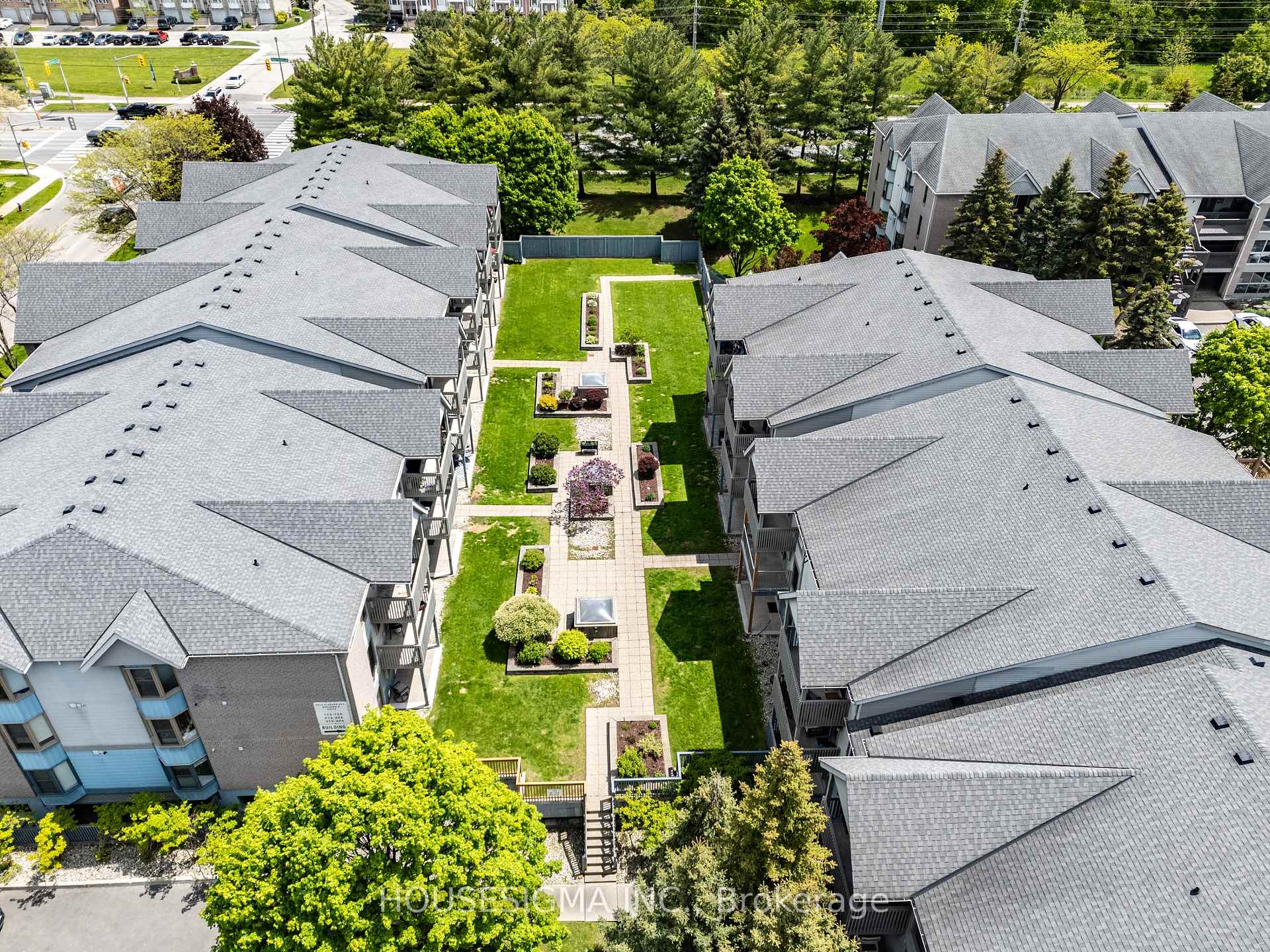 2 Bedrooms Condo at 2010 Cleaver, Burlington For sale
