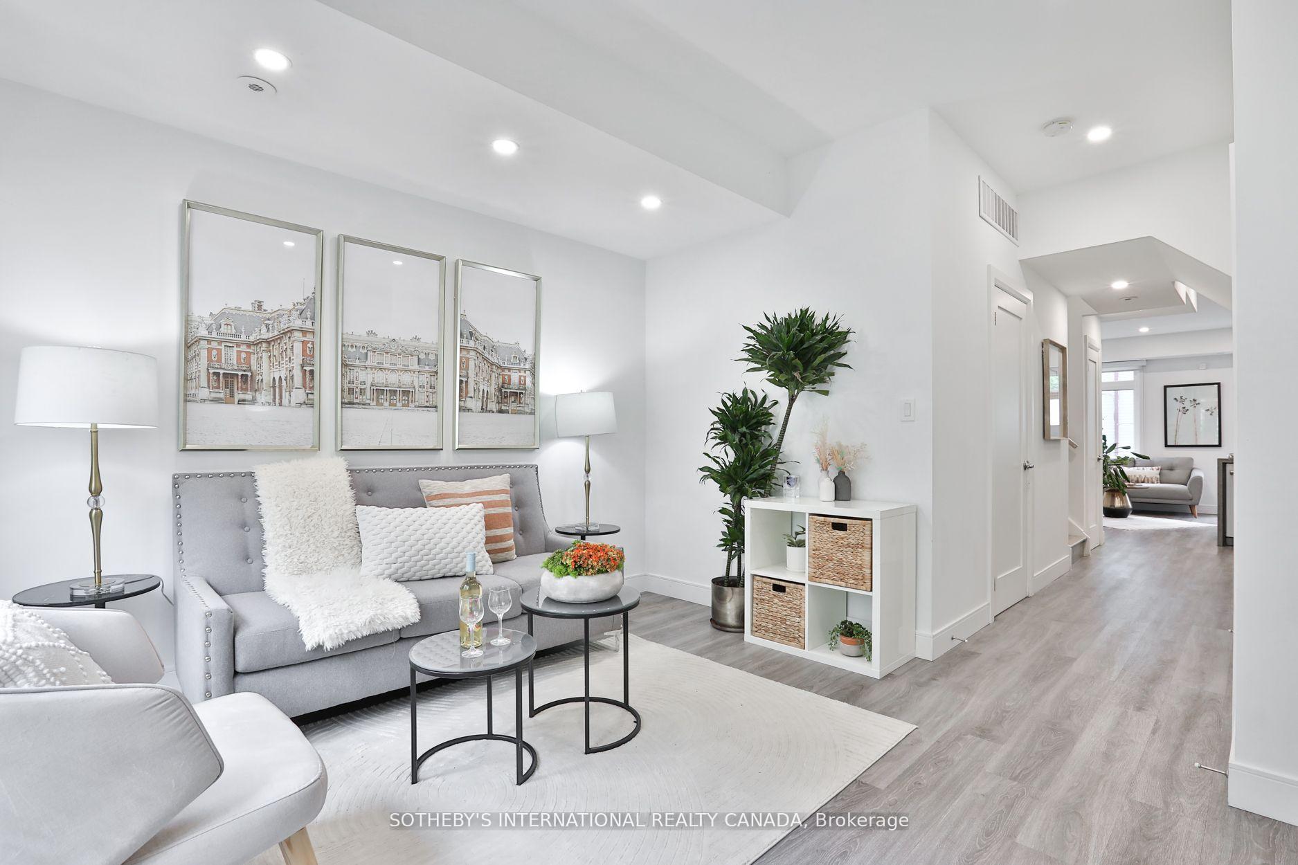 3 Bedrooms Condo at 98 Carr, Toronto For sale