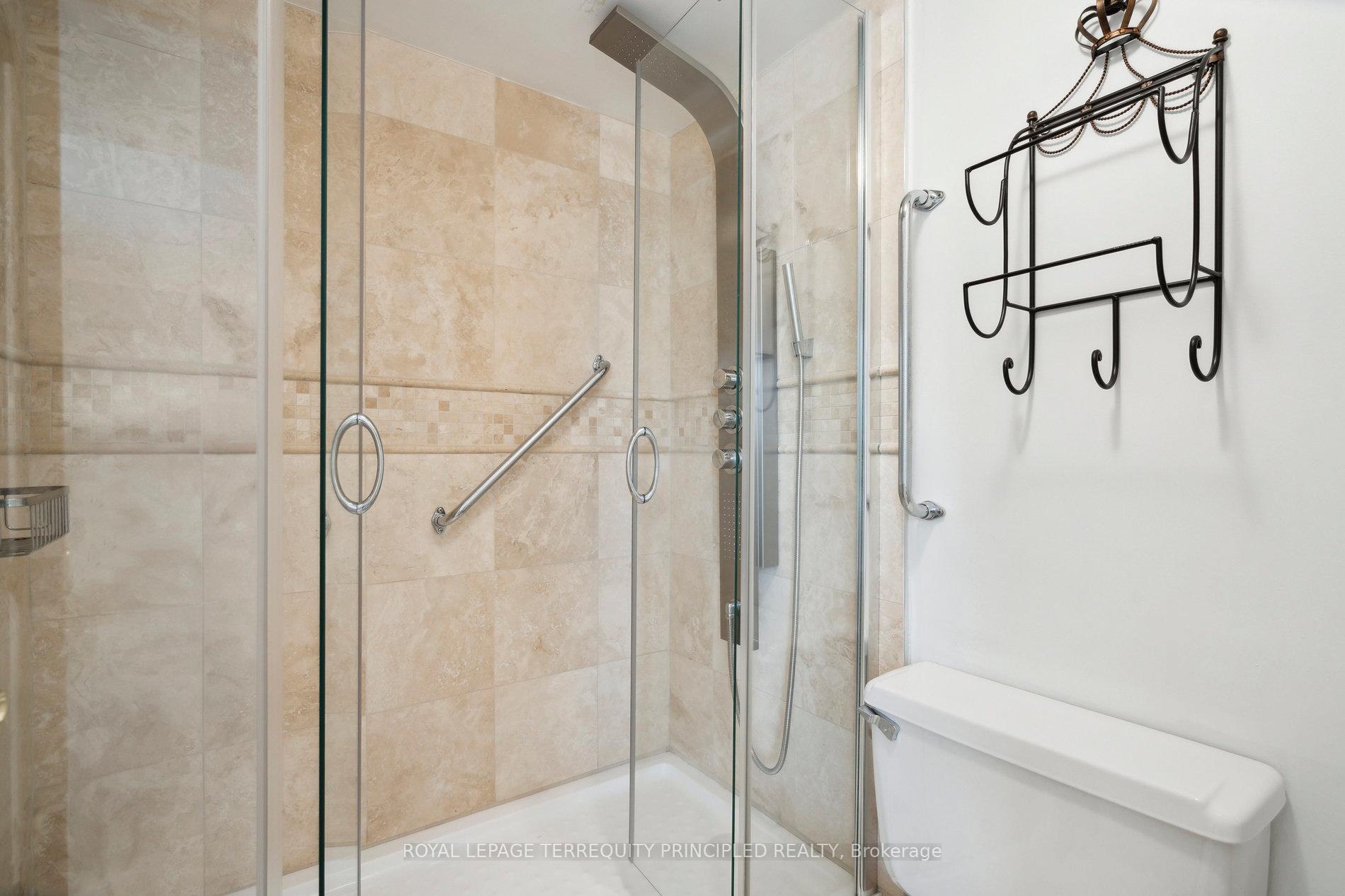3 Bedrooms Condo at 1400 Dixie, Mississauga For sale