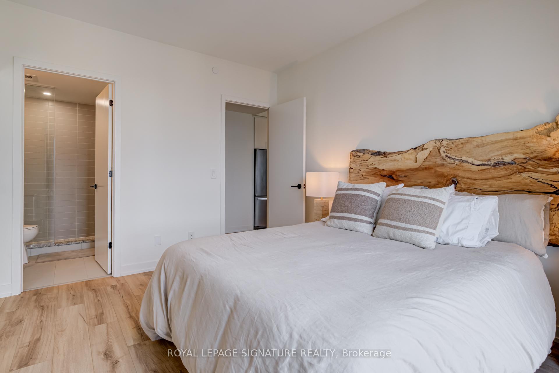 2 Bedrooms Condo at 335 Wheat Boom, Oakville For sale