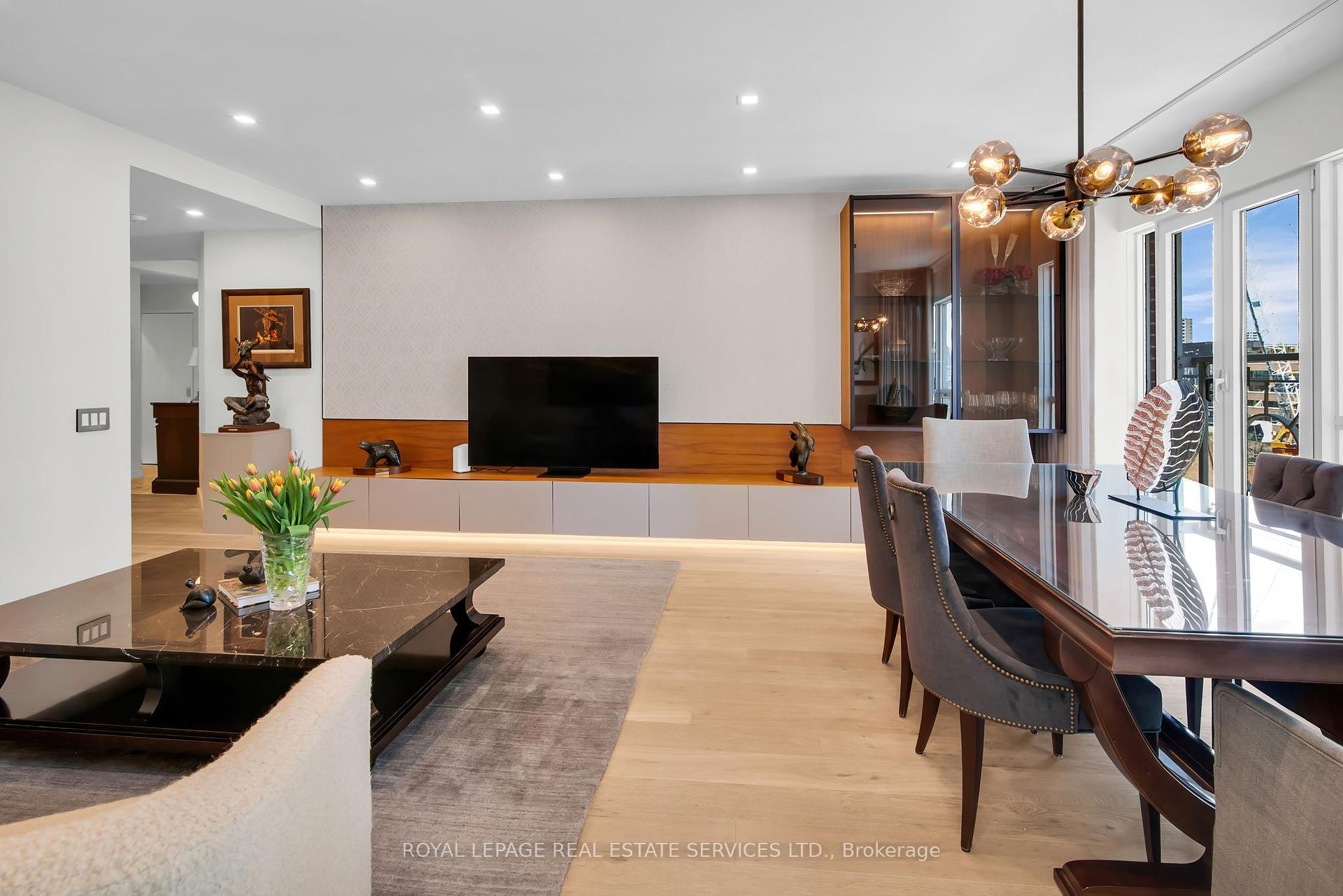 2 Bedrooms Condo at 38 Avenue, Toronto For sale