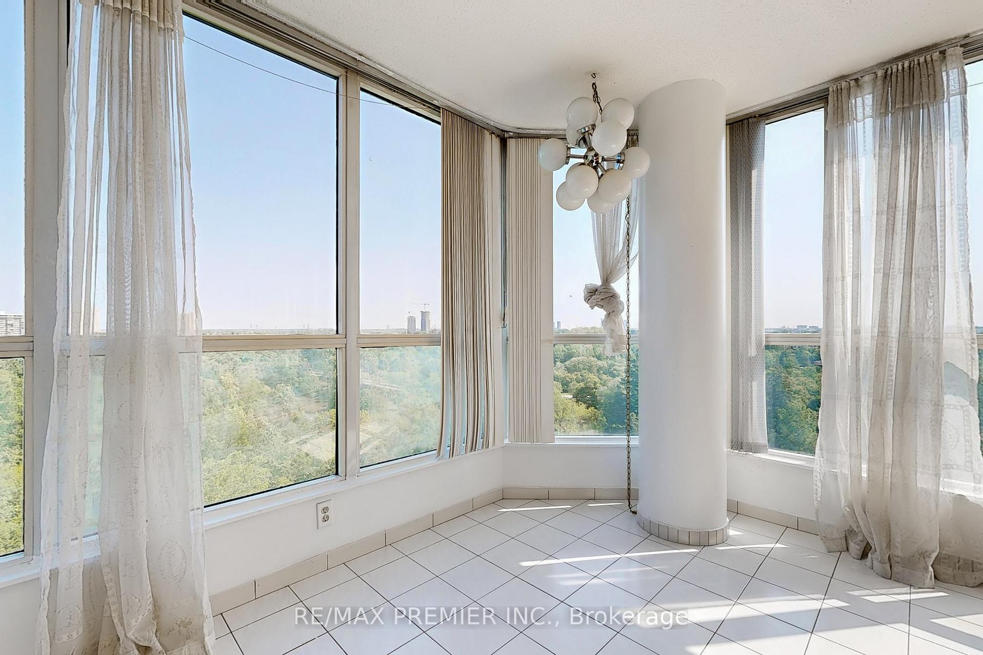 3 Bedrooms Condo at 1 Rowntree, Toronto For sale