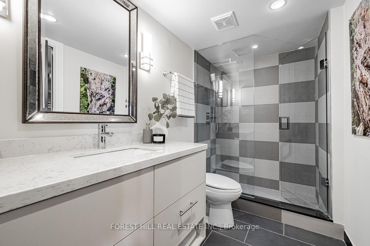 2 Bedrooms Condo at 175 Cumberland, Toronto For sale