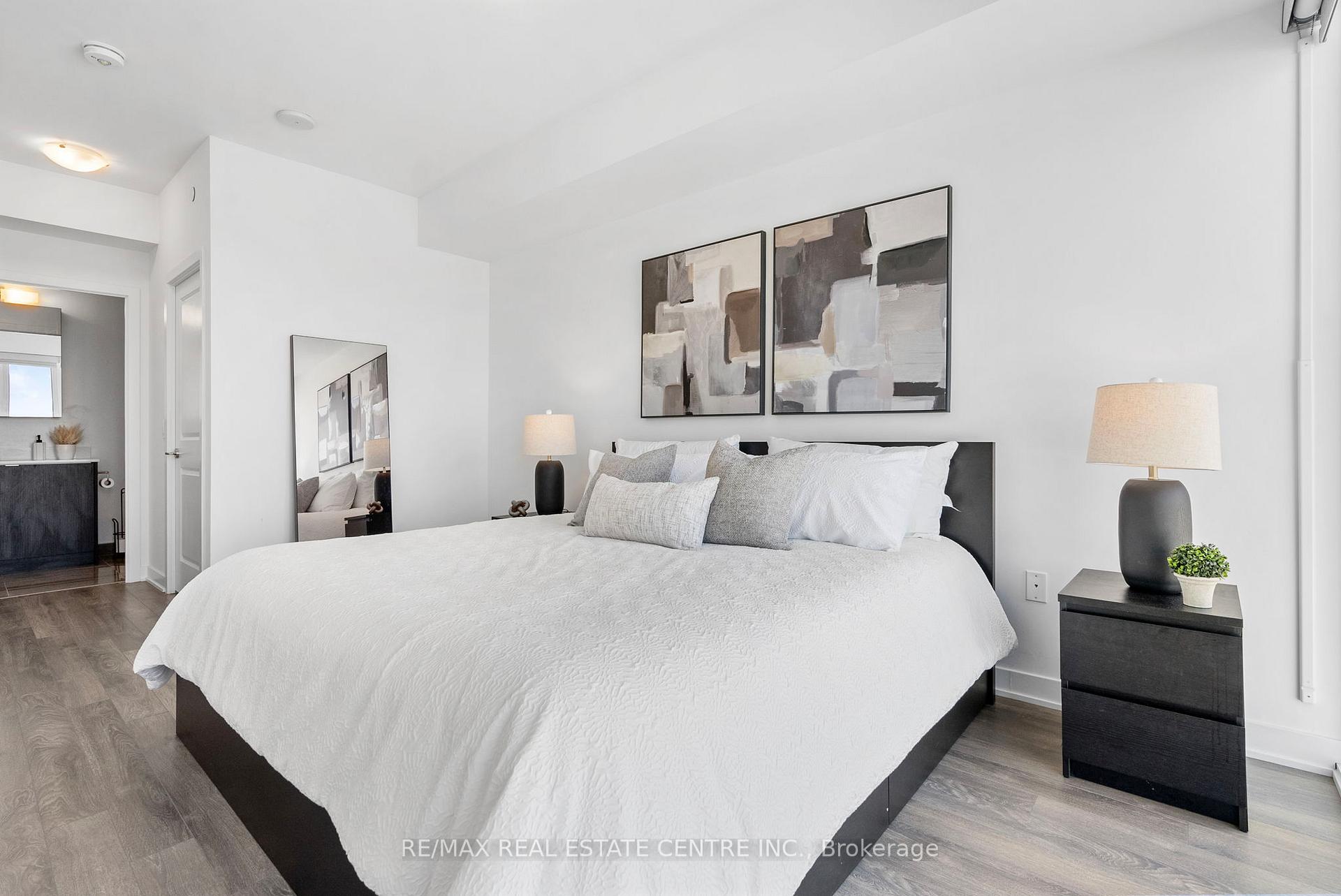 3 Bedrooms Condo at 100 Eagle Rock, Vaughan For sale