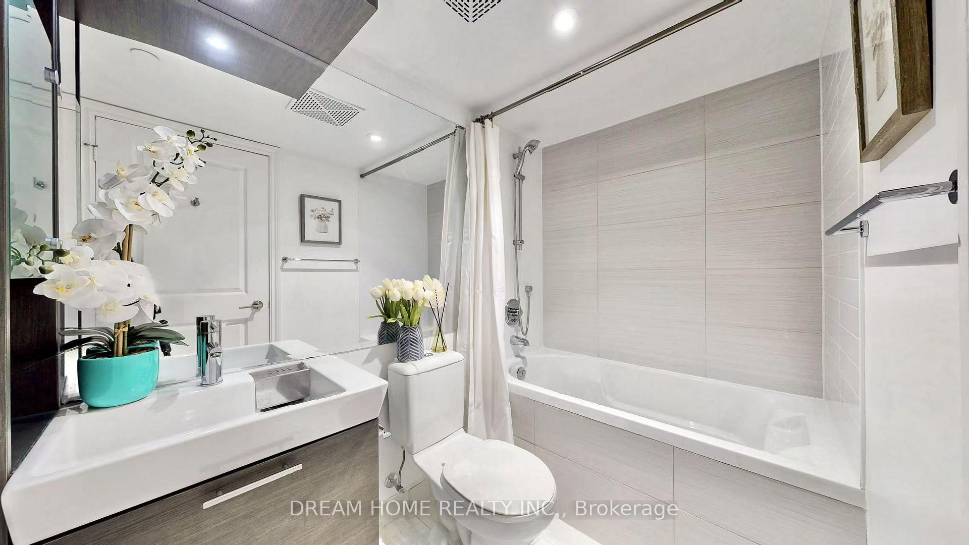 2 Bedrooms Condo at 386 Yonge, Toronto For sale