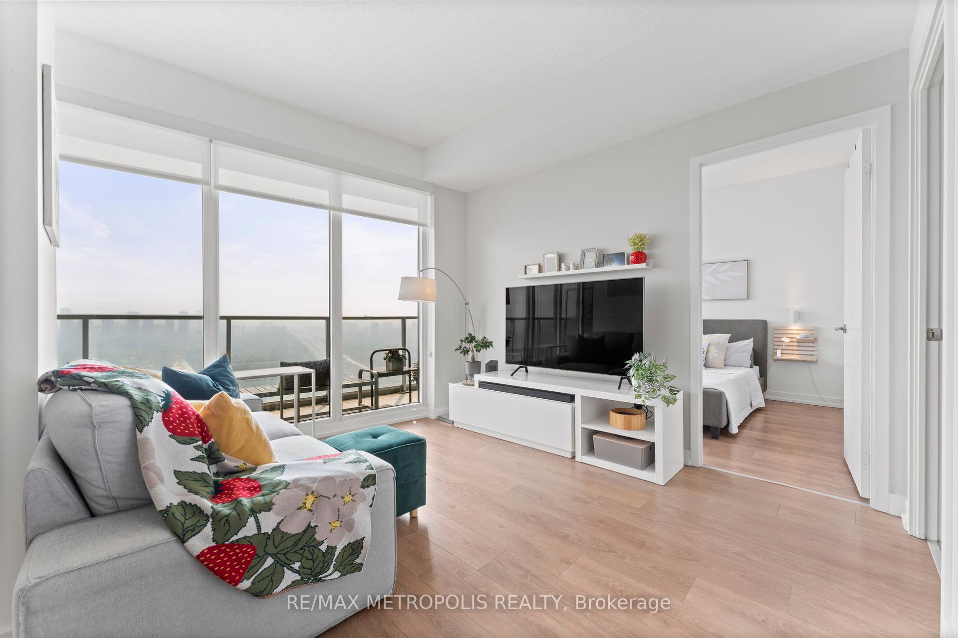 2 Bedrooms Condo at 117 McMahon, Toronto For sale