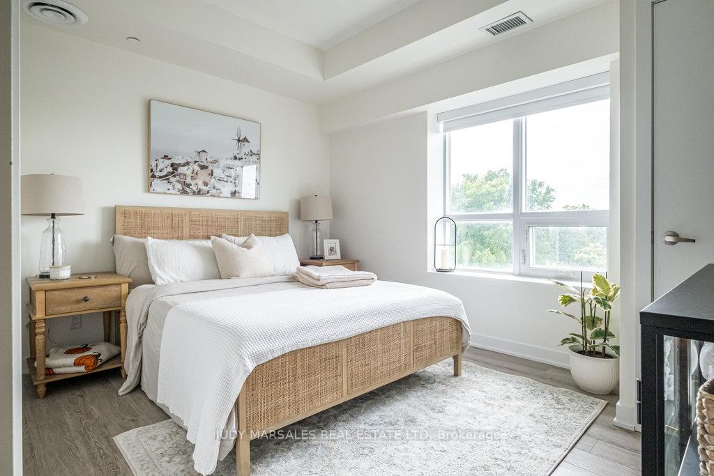 2 Bedrooms Condo at 16 Markle,  Hamilton For sale