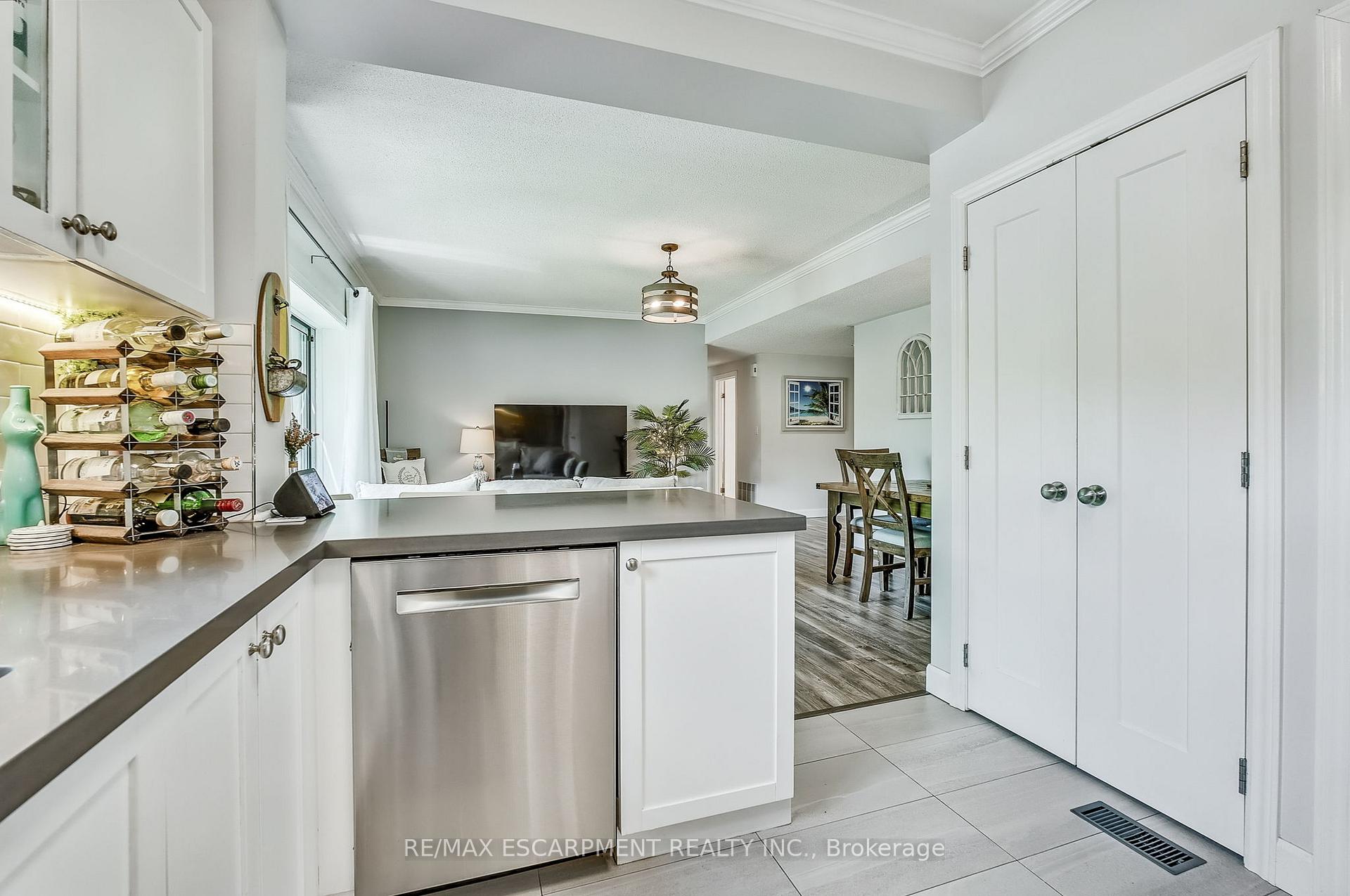 2 Bedrooms Condo at 4045 UPPER MIDDLE, Burlington For sale