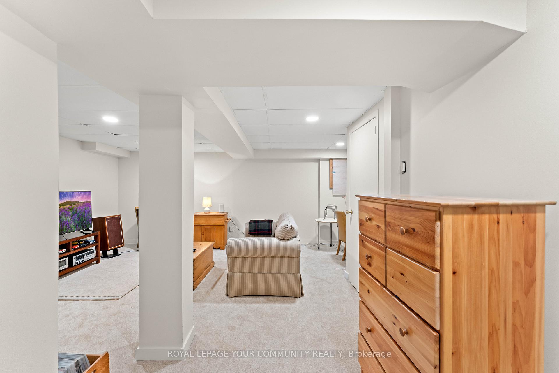 6 Bedrooms Condo at 2655 Gananoque, Mississauga For sale