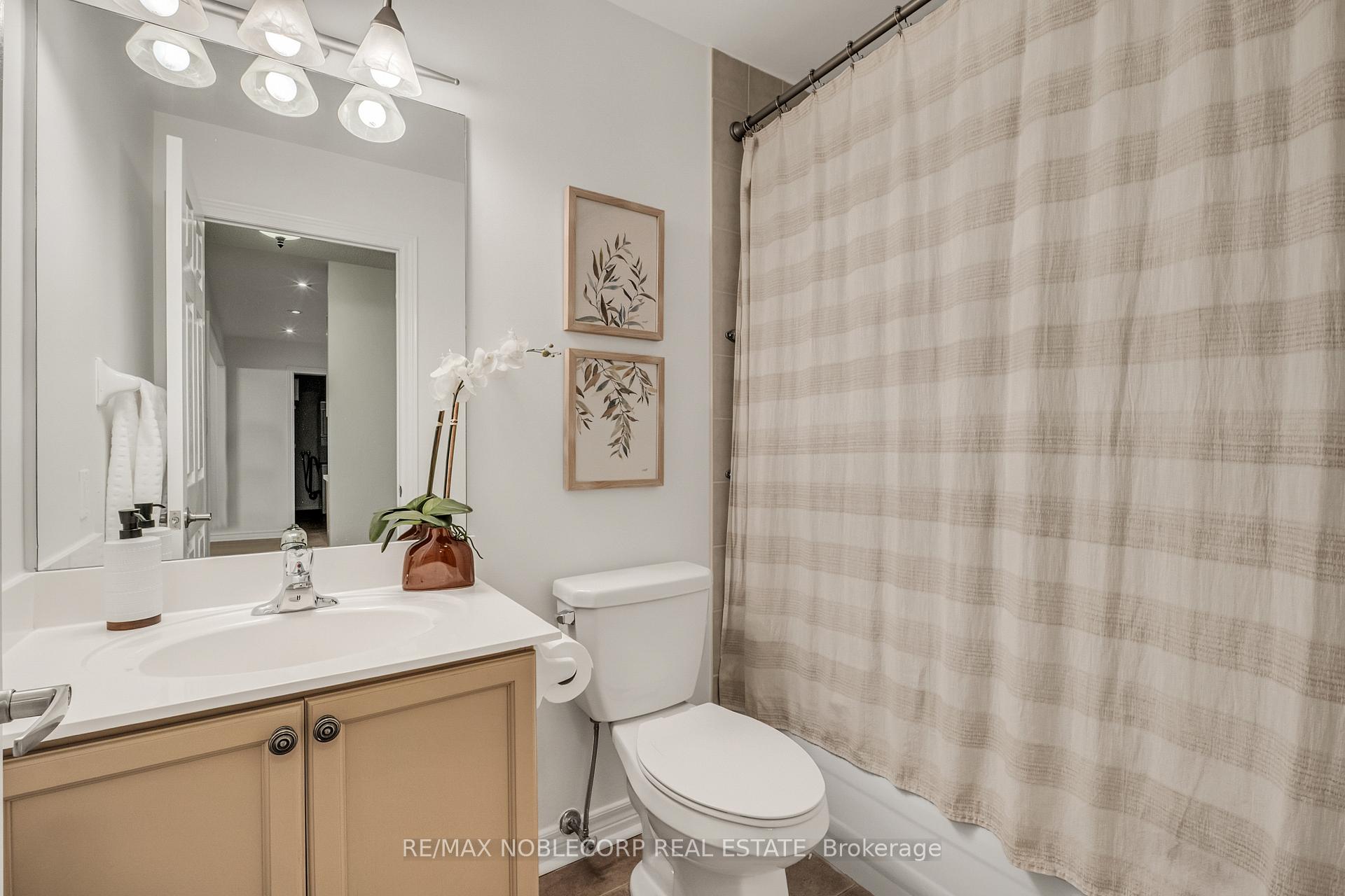 3 Bedrooms Condo at 121 Woodbridge, Vaughan For sale