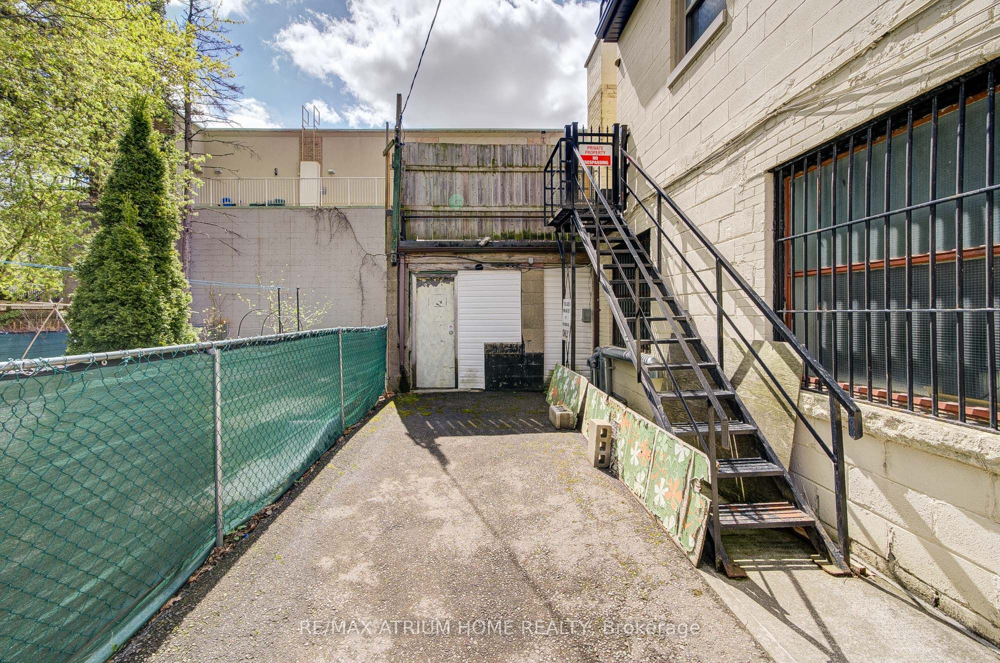 1685 Avenue Road, #Main