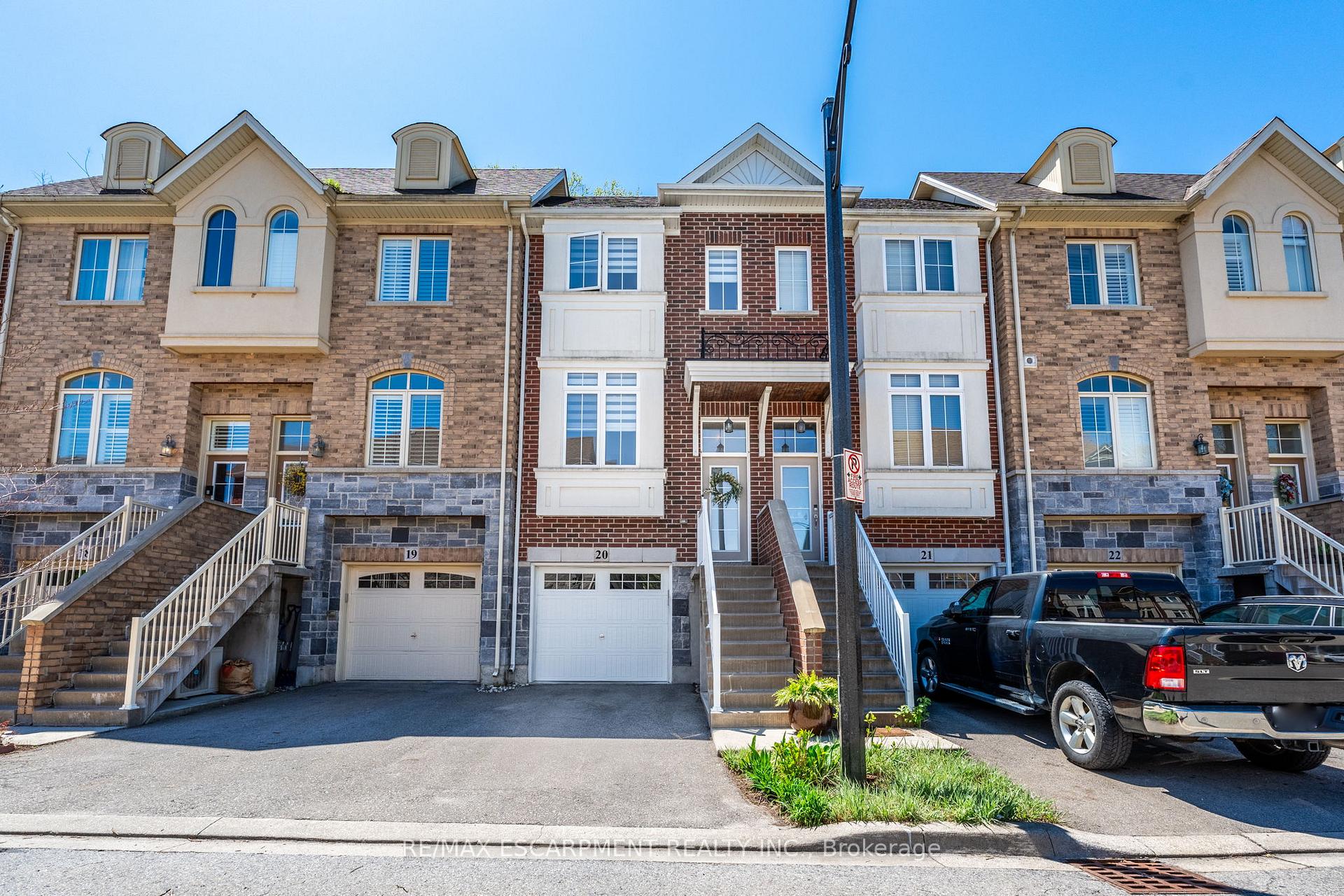 2 Bedrooms Condo at 181 Plains, Burlington For sale