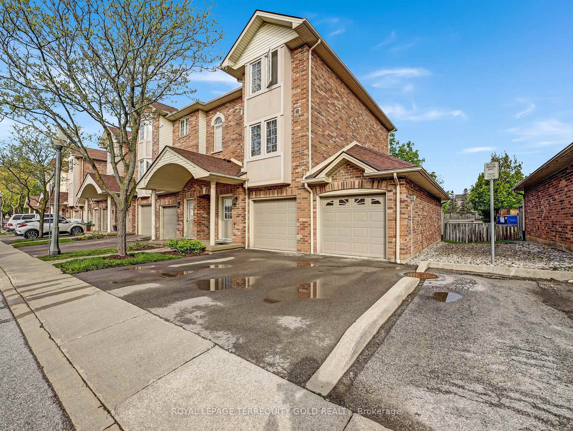 3 Bedrooms Condo at 4045 Upper Middle, Burlington For sale