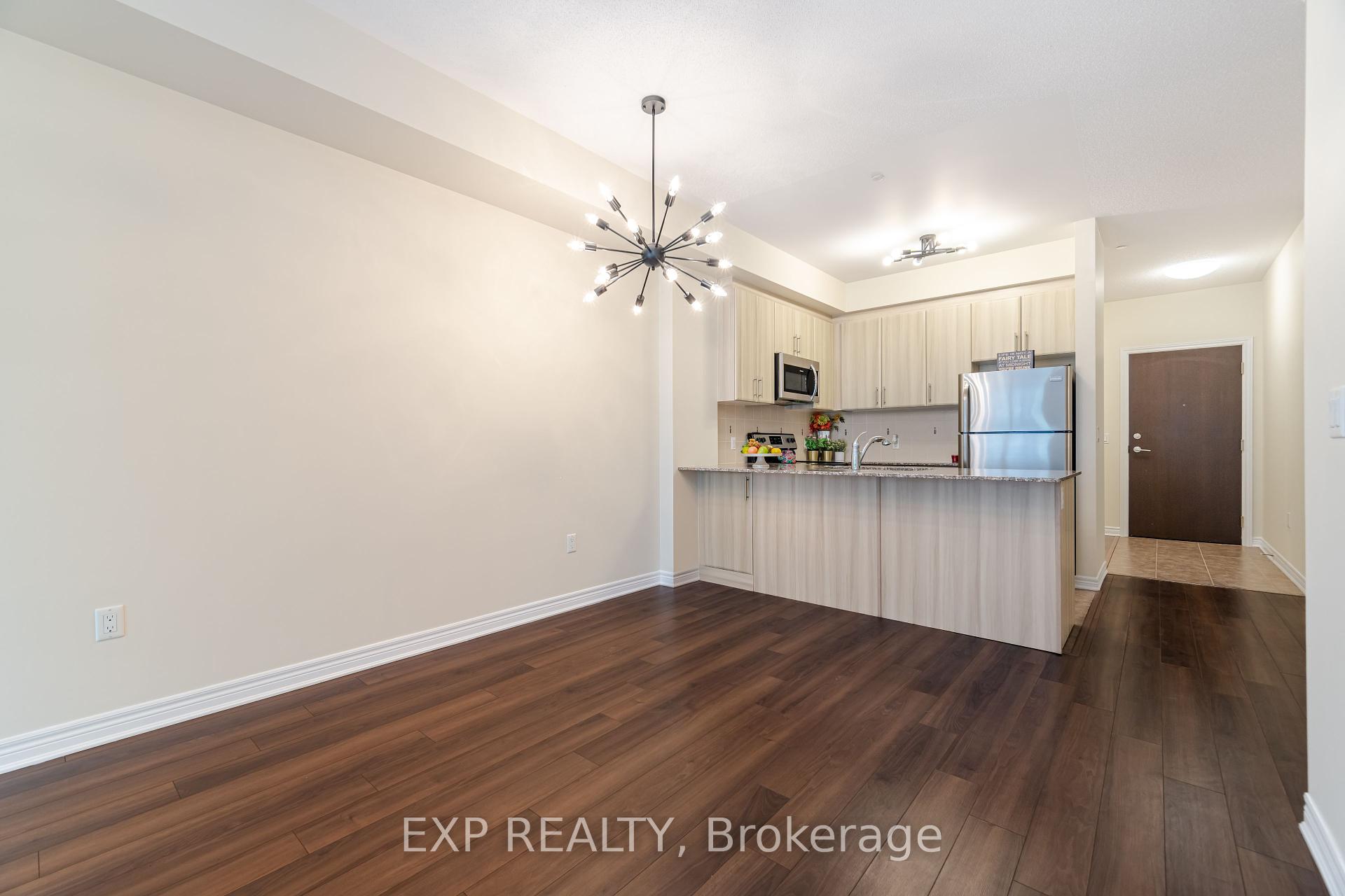 3 Bedrooms Condo at 216 Oak Park, Oakville For sale