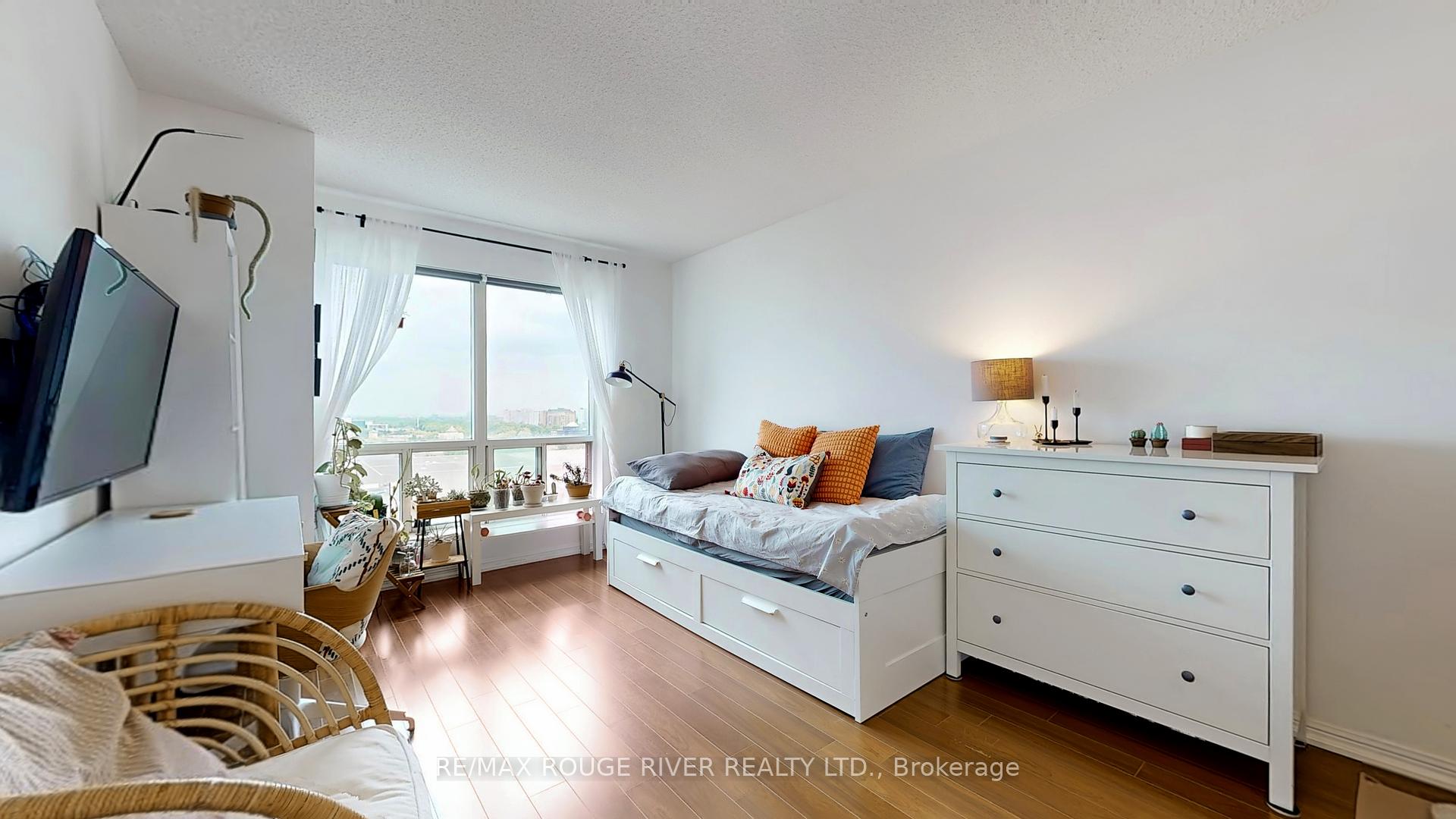 2 Bedrooms Condo at 11 Lee Centre, Toronto For sale