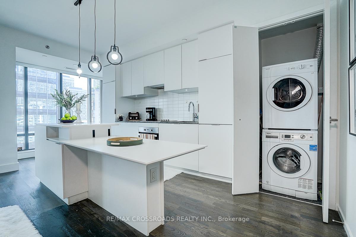 2 Bedrooms Condo at 5 St Joseph, Toronto For sale