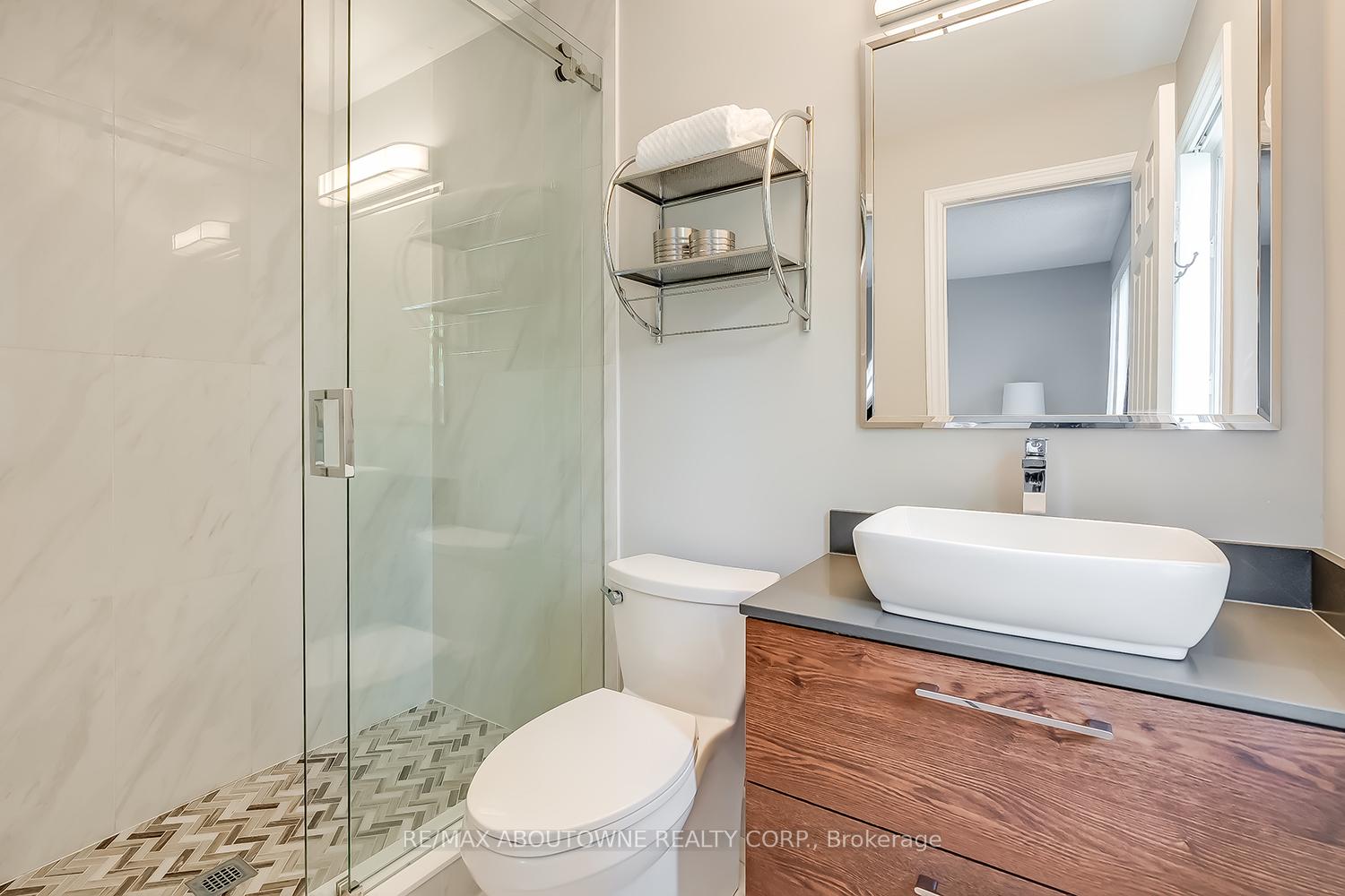 3 Bedrooms Condo at 233 Duskywing, Oakville For sale