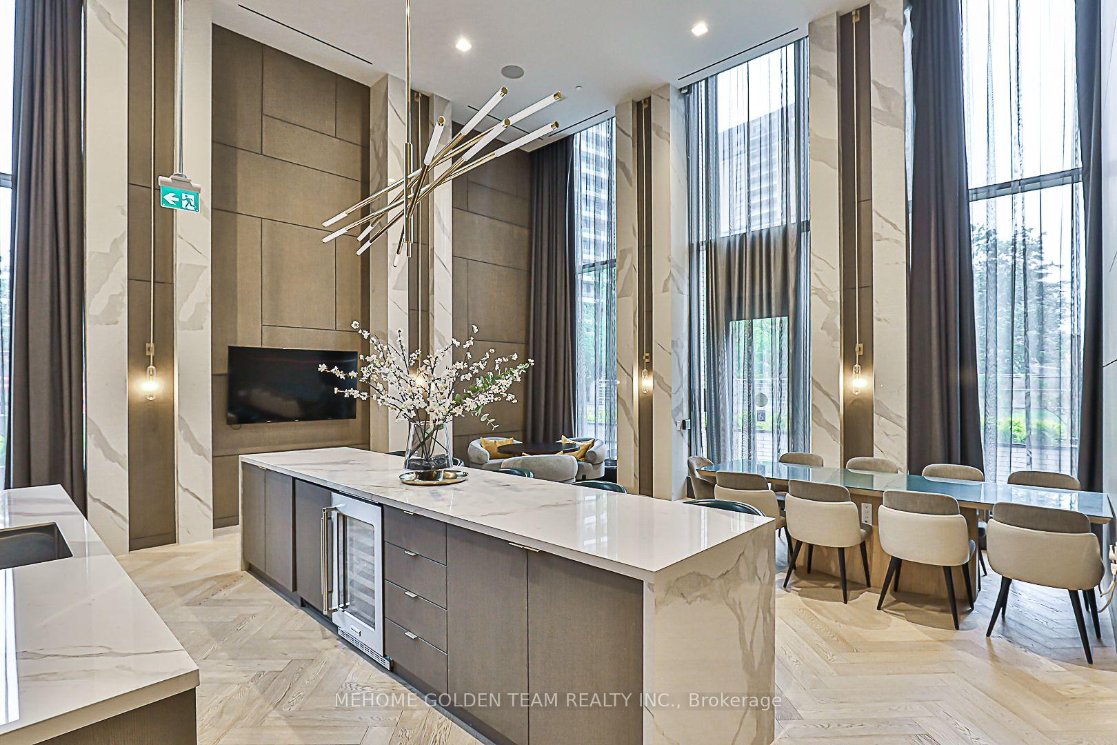 3 Bedrooms Condo at 15 Holmes, Toronto For sale