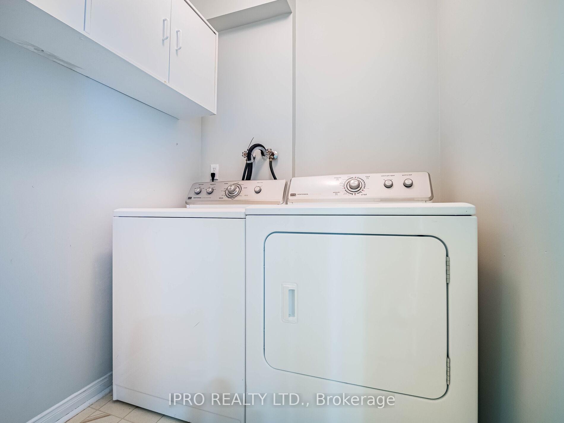4 Bedrooms Condo at 833 Scollard, Mississauga For sale