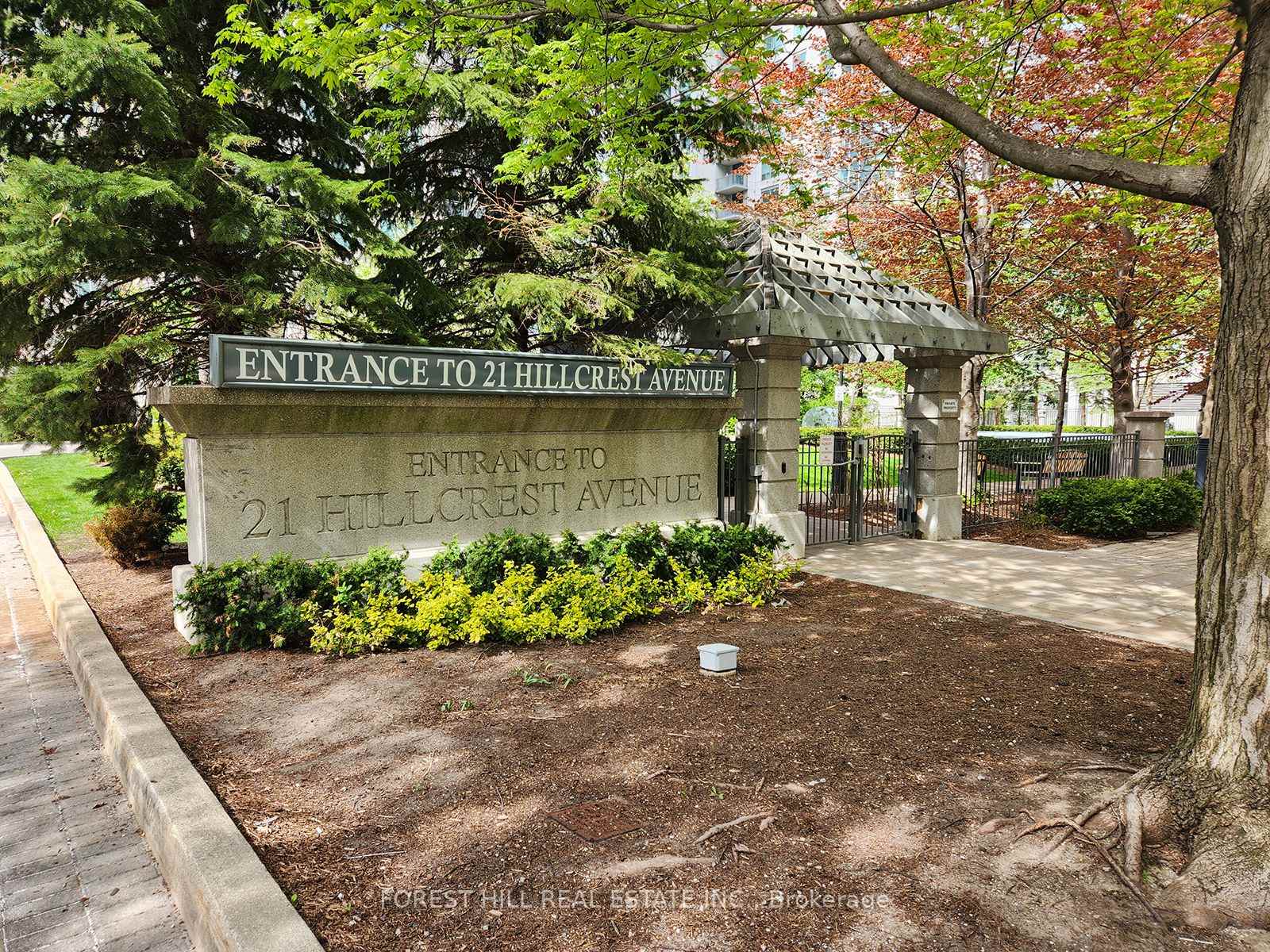 3 Bedrooms Condo at 21 Hillcrest, Toronto For sale
