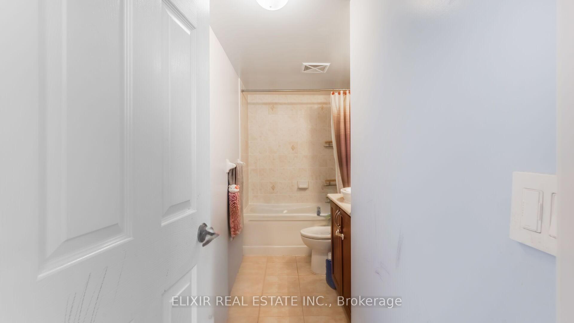 2 Bedrooms Condo at 208 Enfield, Mississauga For sale