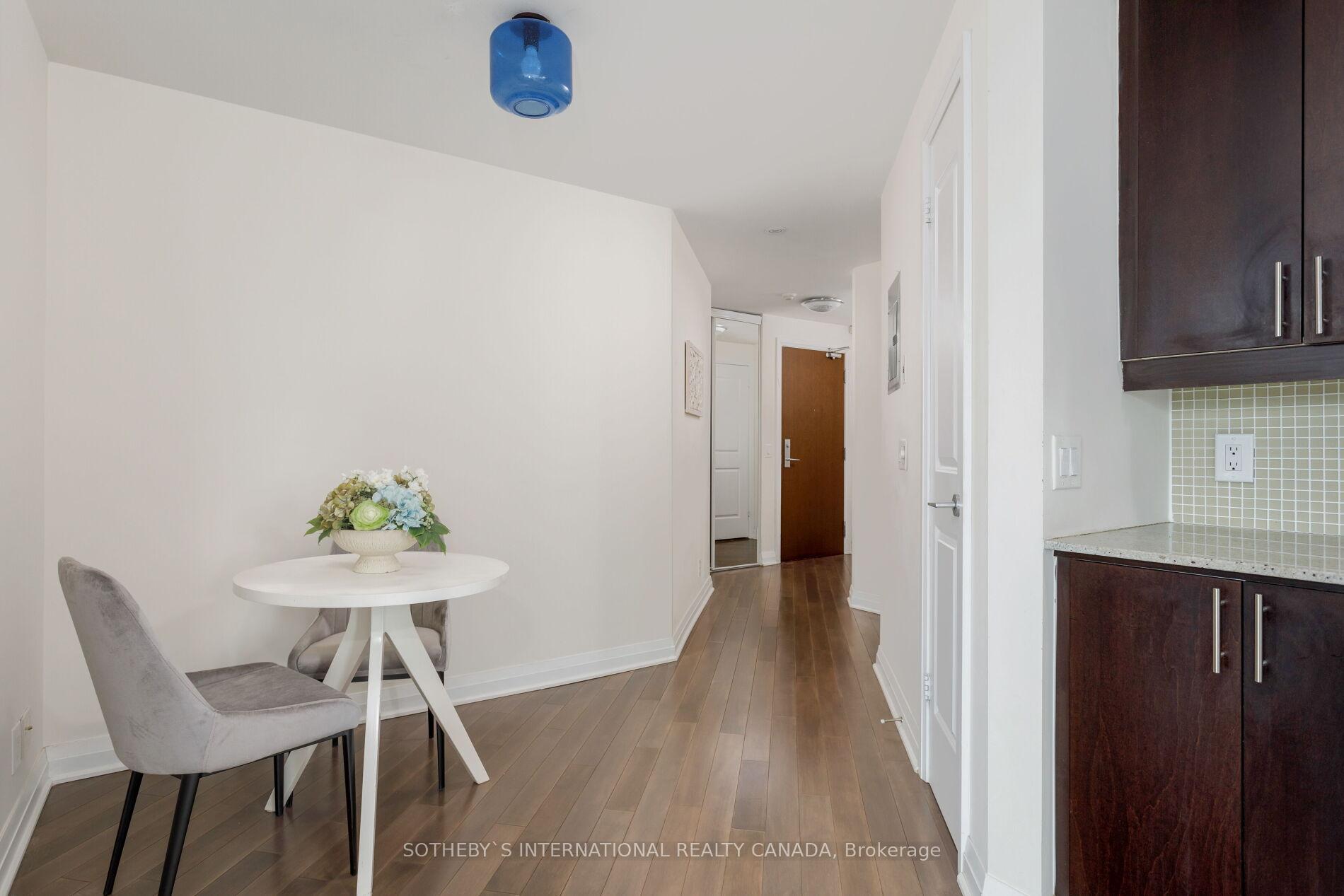 2 Bedrooms Condo at 1055 Southdown,  Mississauga For sale