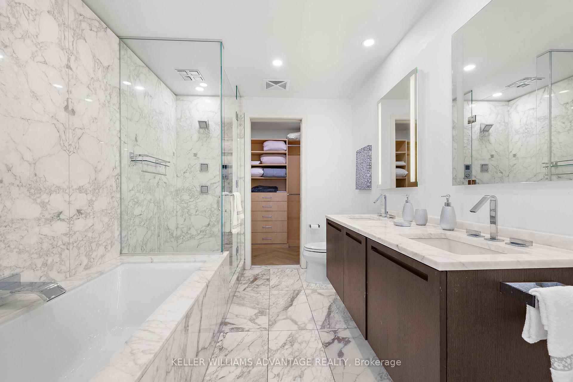 2 Bedrooms Condo at 180 University, Toronto For sale