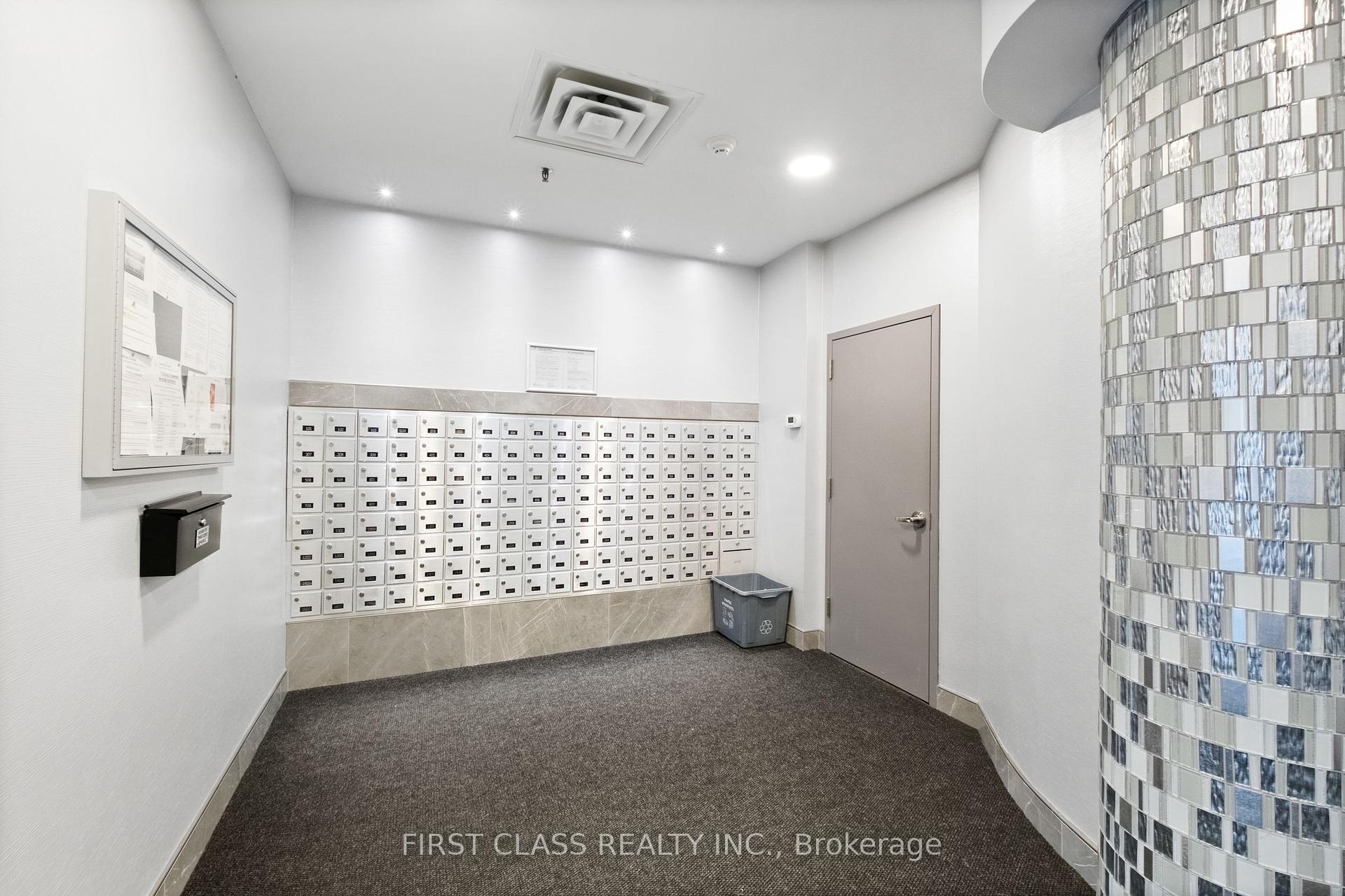 3 Bedrooms Condo at 200 Burnhamthorpe, Mississauga For sale