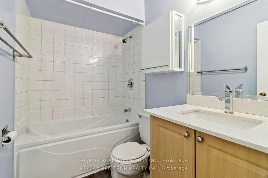 3 Bedrooms Condo at 44 Chester Le, Toronto For sale