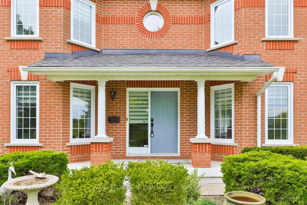 4 Bedrooms Condo at 2145 Country Club, Burlington For sale