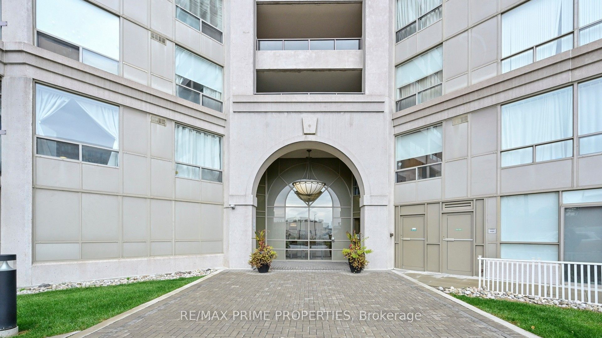 9015 Leslie Street, #301