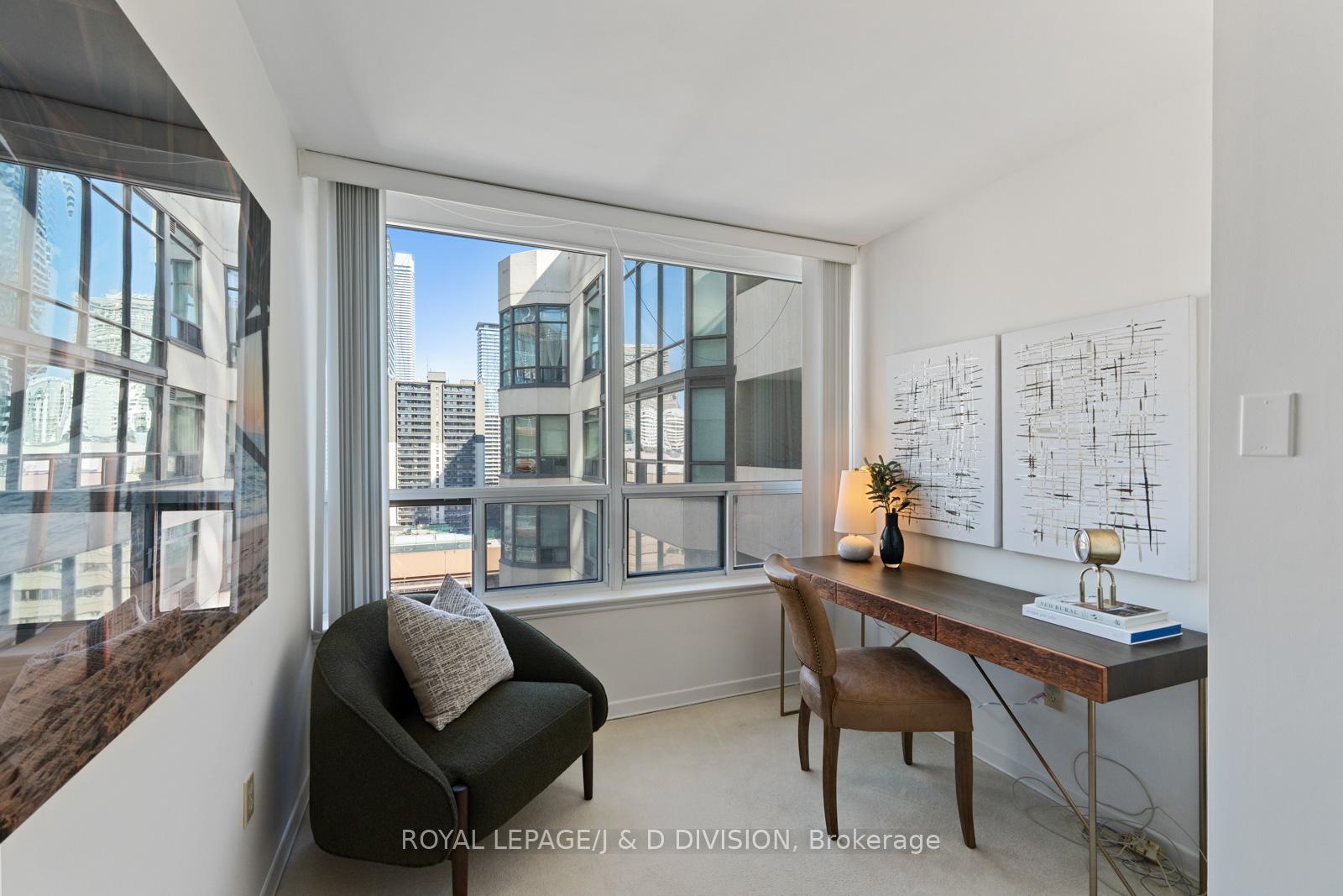 2 Bedrooms Condo at 25 Maitland,  Toronto For sale