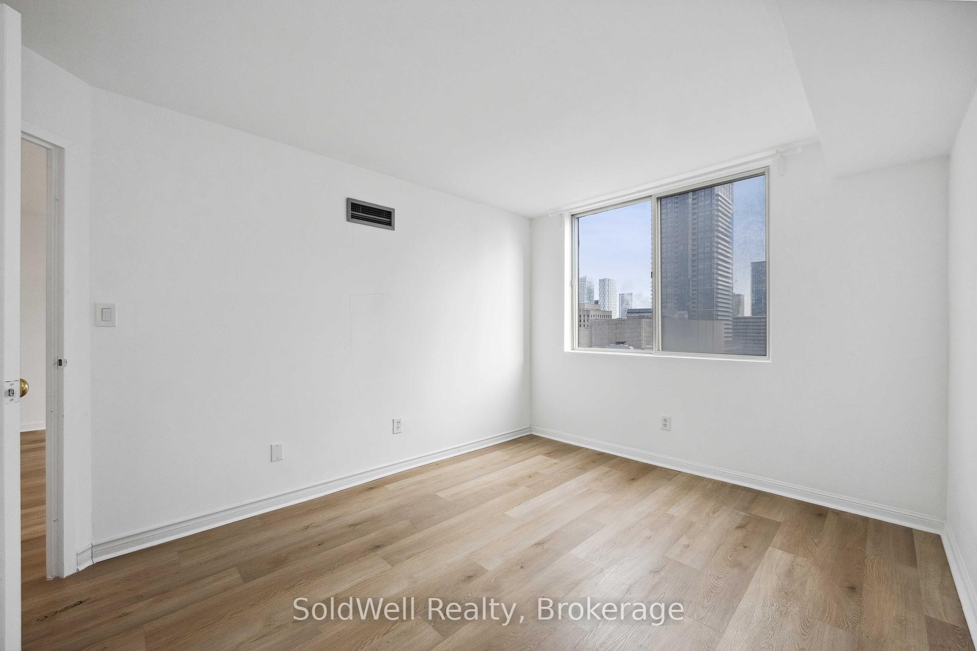 2 Bedrooms Condo at 25 Grenville,  Toronto For sale