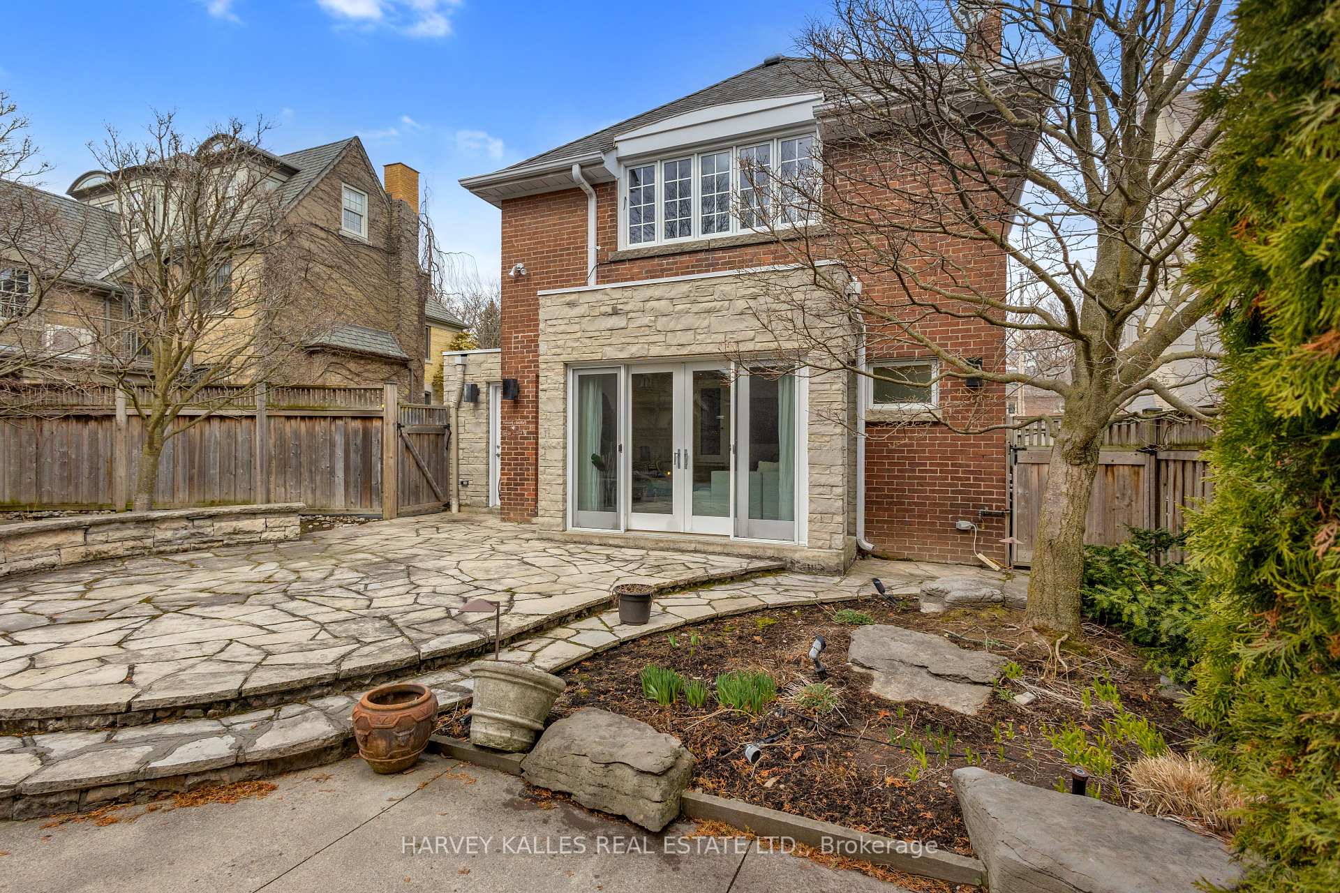 111 Strathallan Boulevard