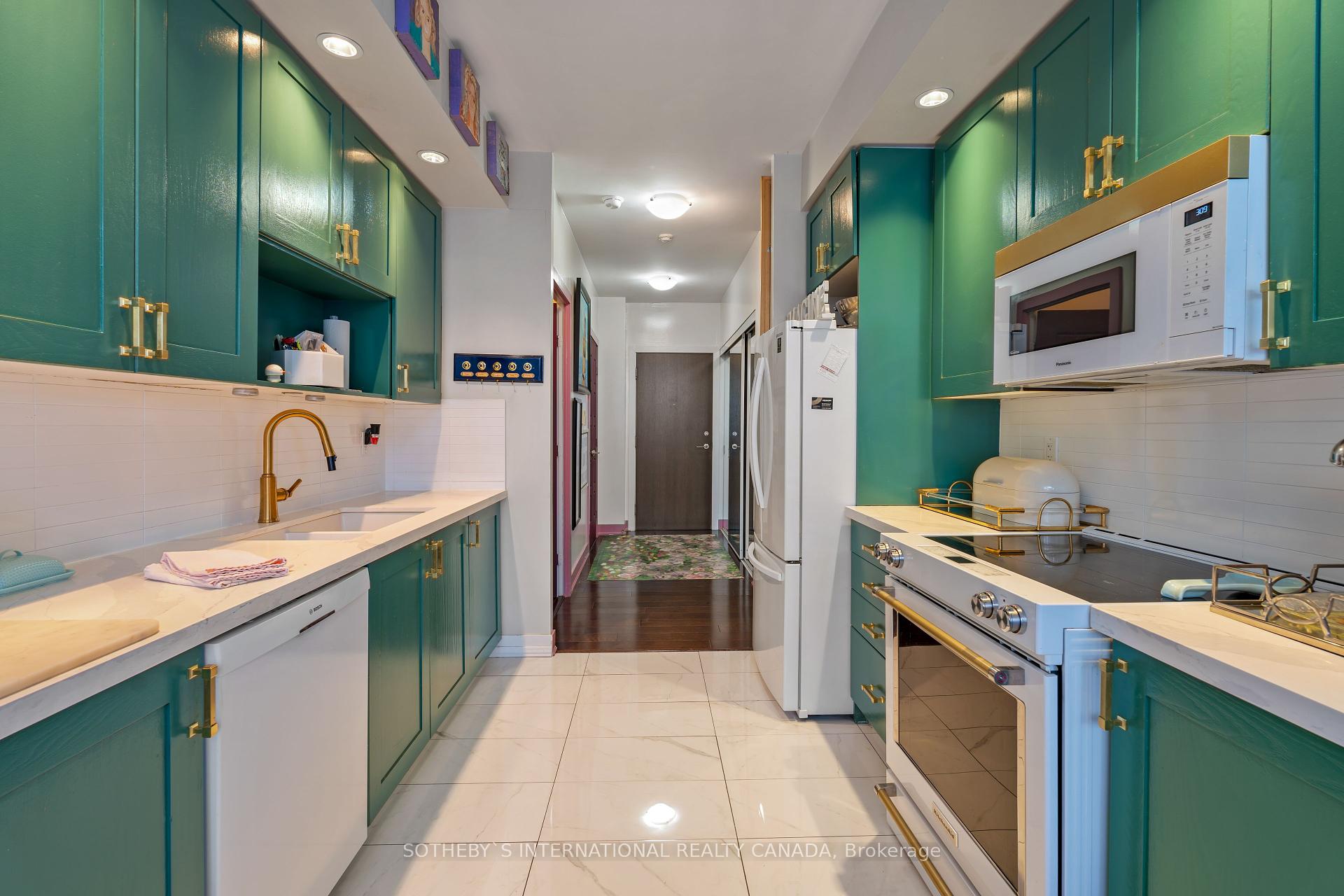 2 Bedrooms Condo at 28 Linden,  Toronto For sale