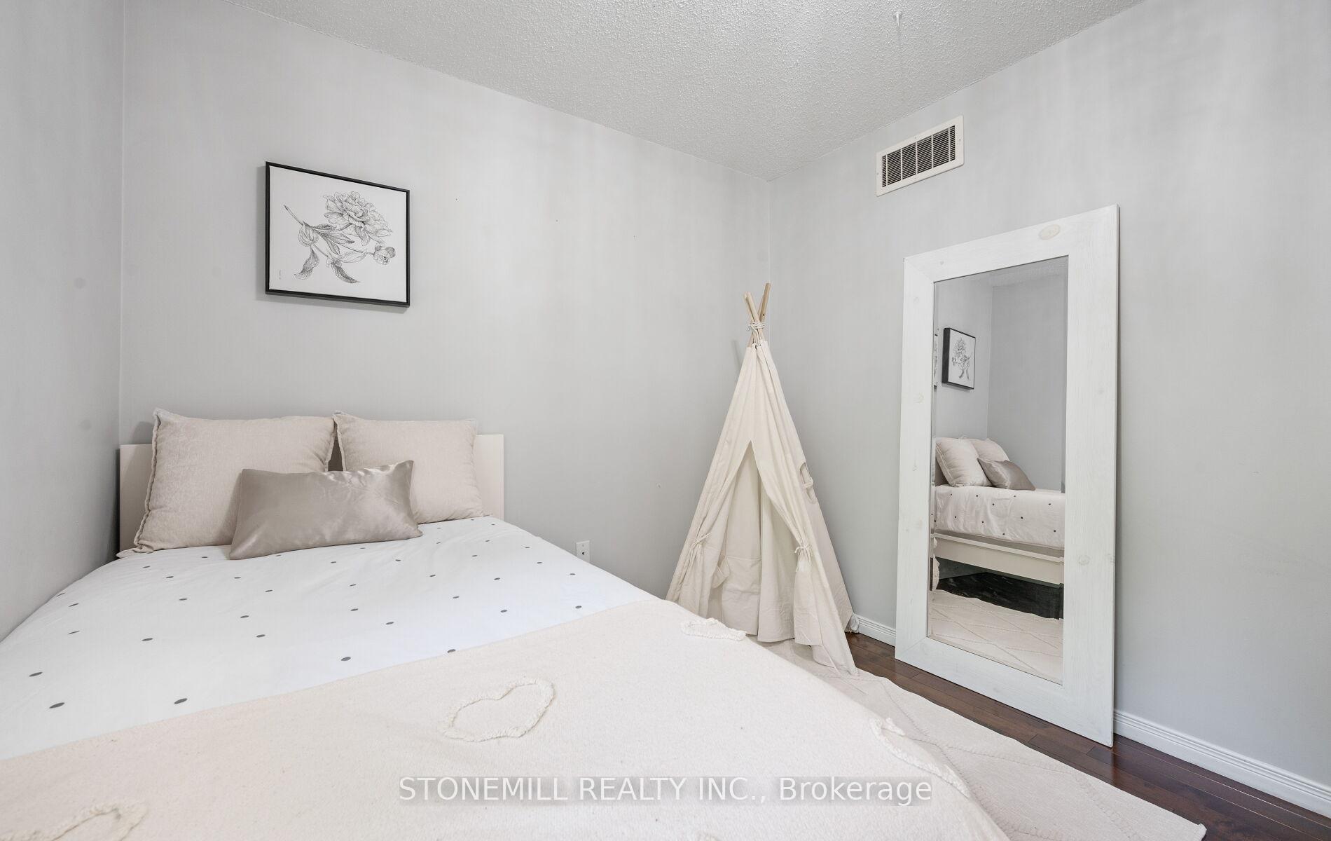 2 Bedrooms Condo at 4200 Kilmer, Burlington For sale
