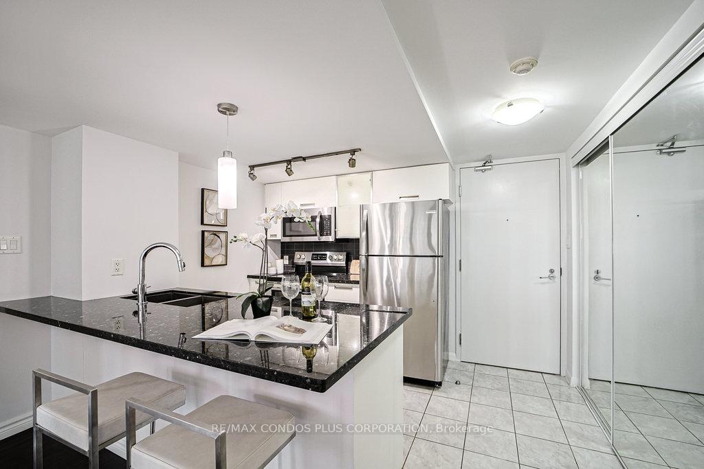2 Bedrooms Condo at 38 Grenville, Toronto For sale