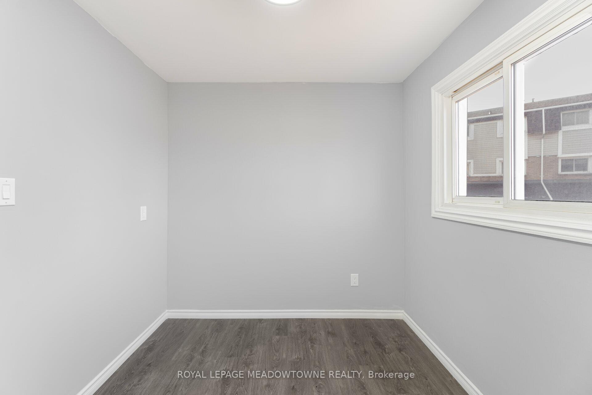 3 Bedrooms Condo at 11 Harrisford, Hamilton For sale