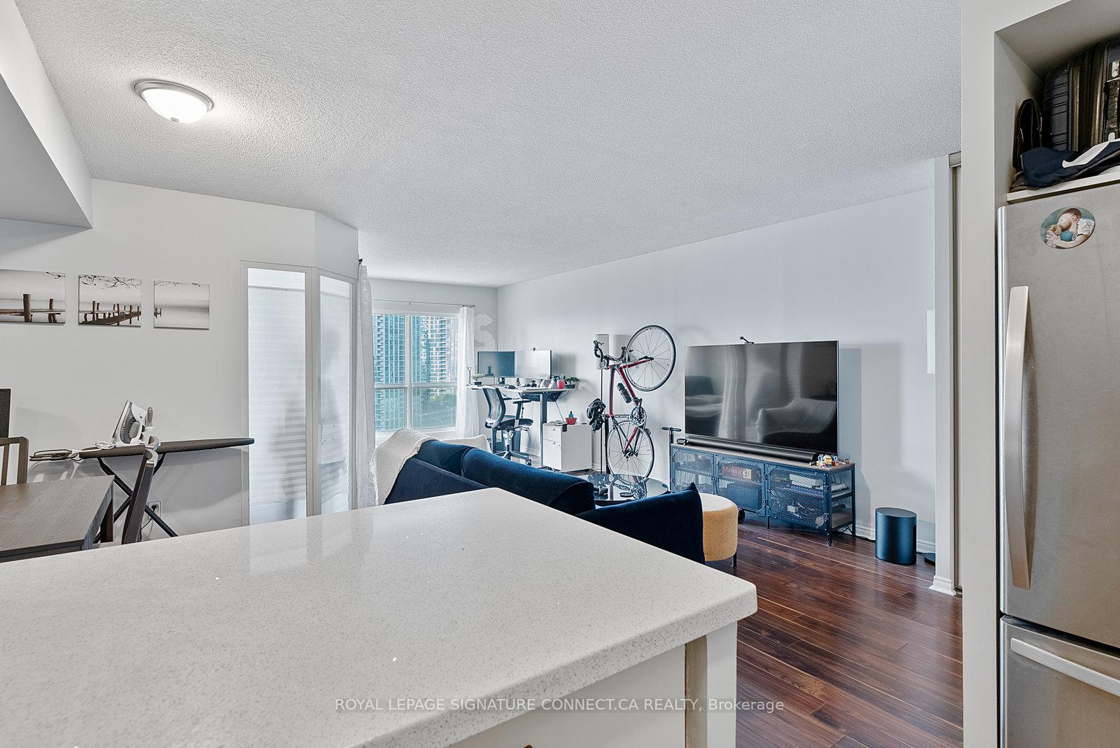 2 Bedrooms Condo at 25 The Esplanade, Toronto For sale