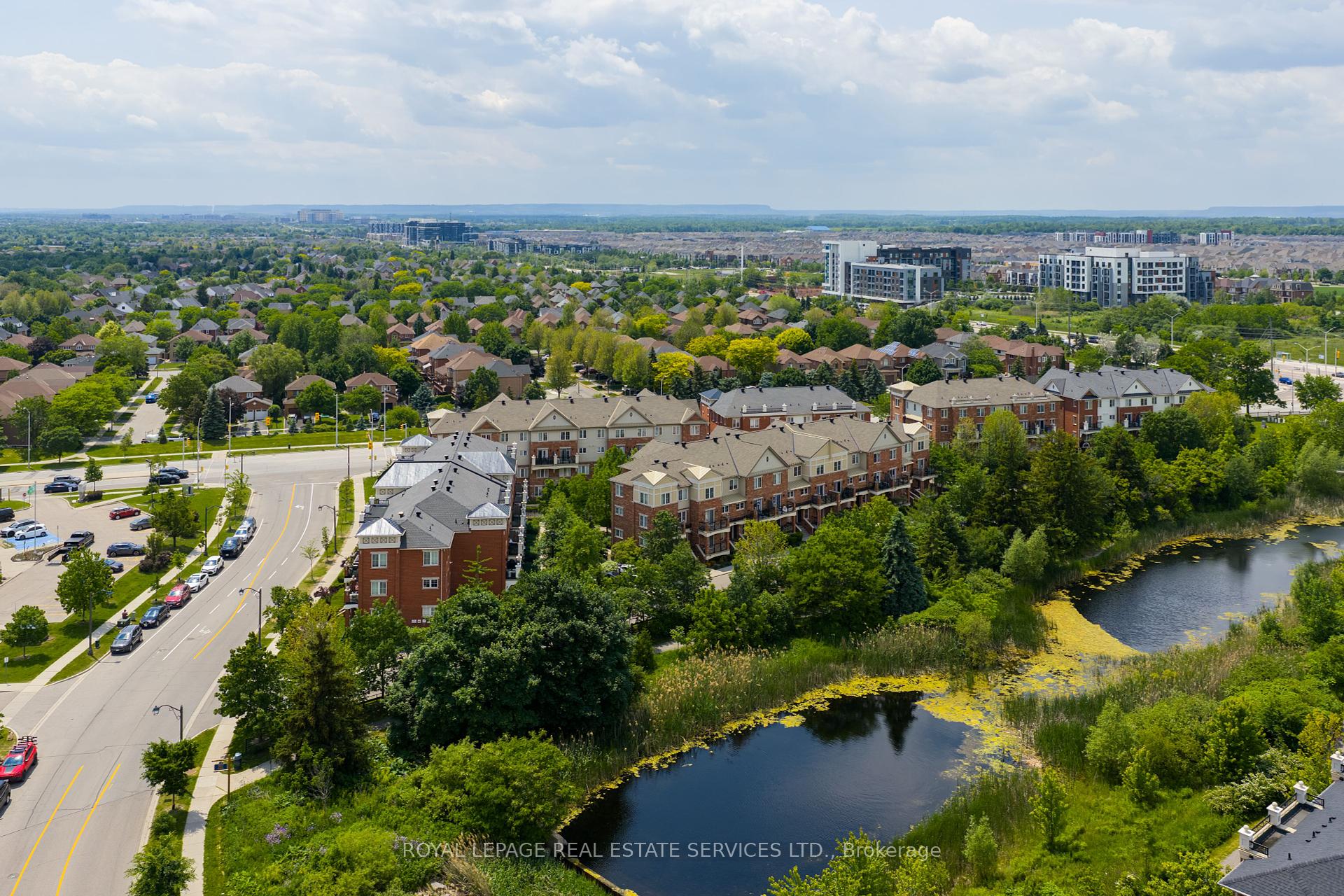 2 Bedrooms Condo at 15 Hays, Oakville For sale