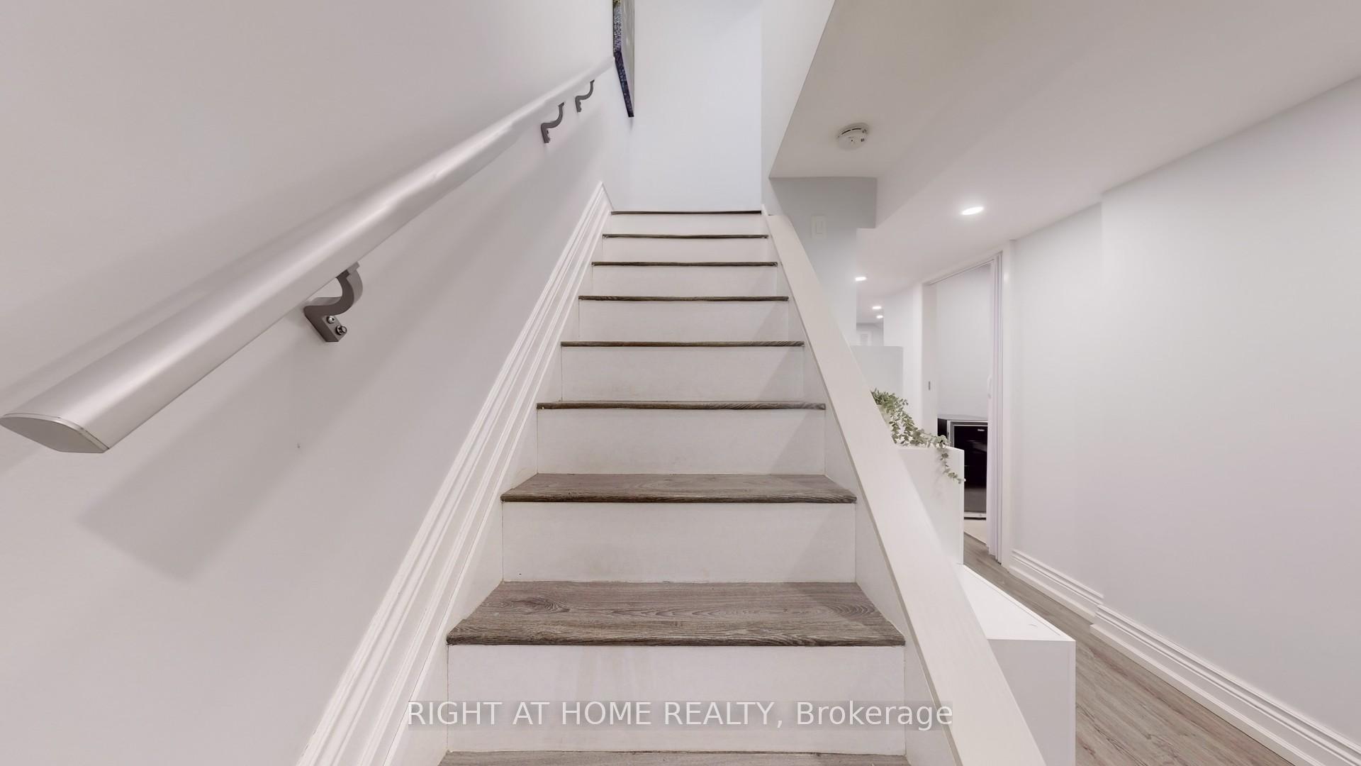 3 Bedrooms Condo at 1951 Rathburn, Mississauga For sale